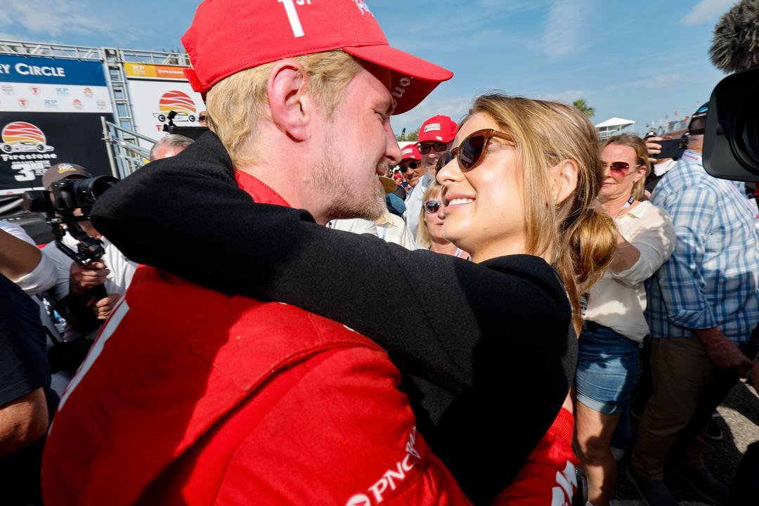 Marcus Ericsson och hans fru Iris firar hans resultat i IndyCar 2023
