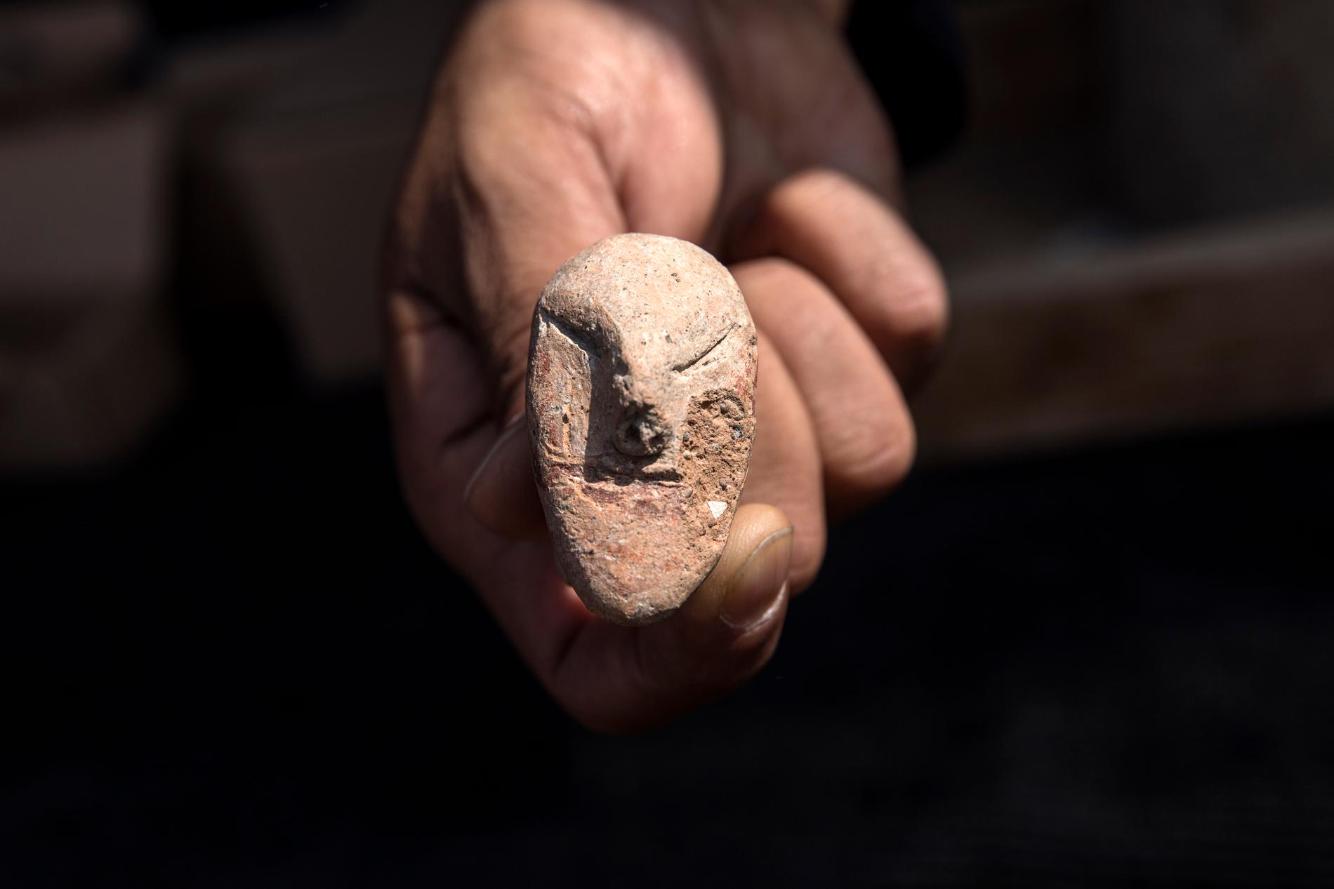En av statyetterna som hittades i resterna av en 5 000 år gammal stad i Israel.