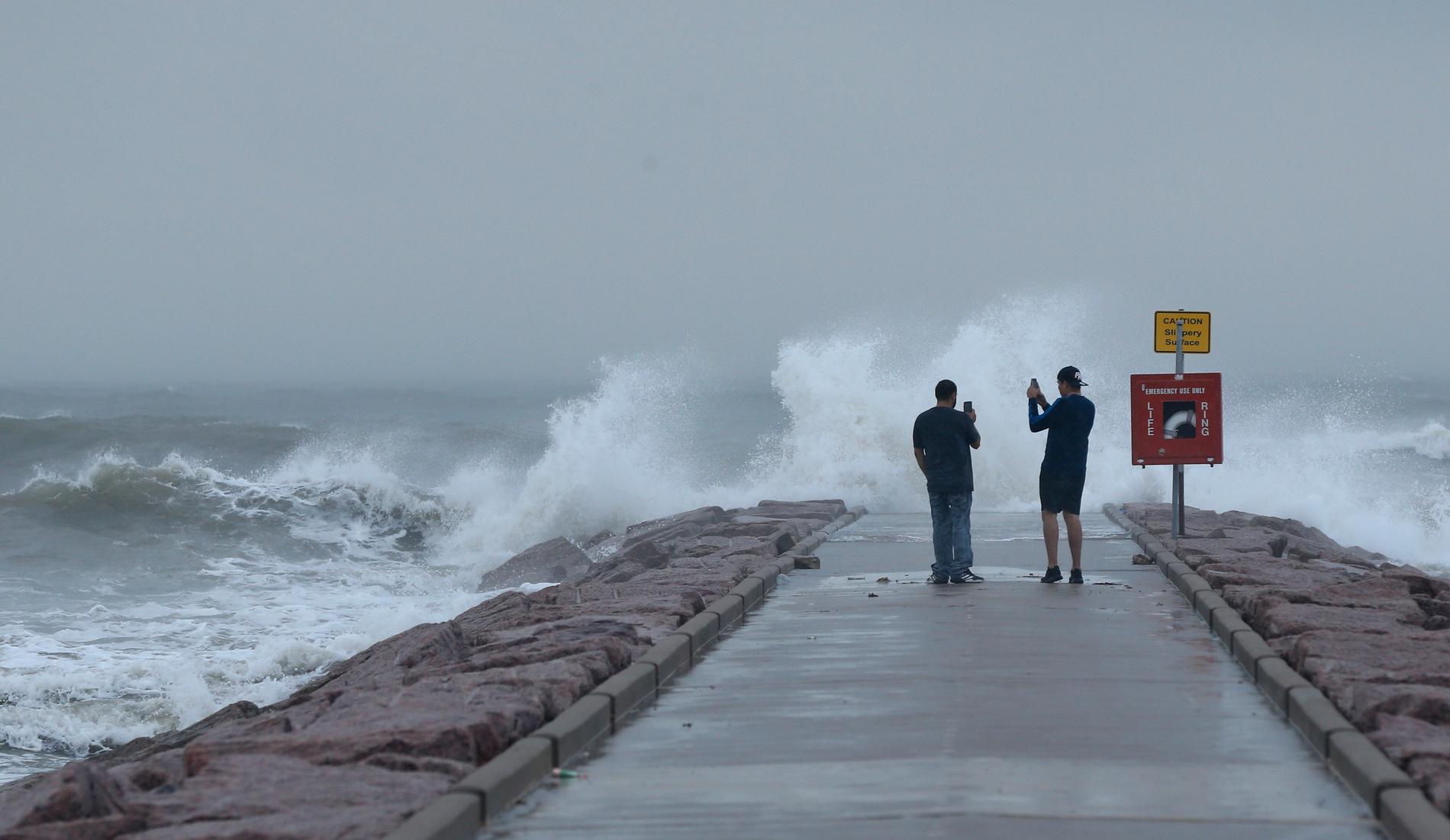 Vågor genererade av ovädret Laura slår mot Galveston, Texas inför stormens ankomst.