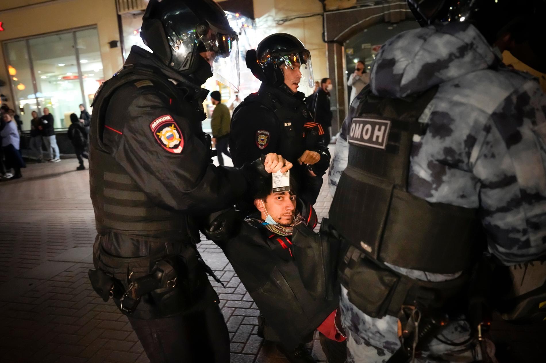 Kravallpolisen håller fast en demonstrant i Moskva på onsdagskvällen. 