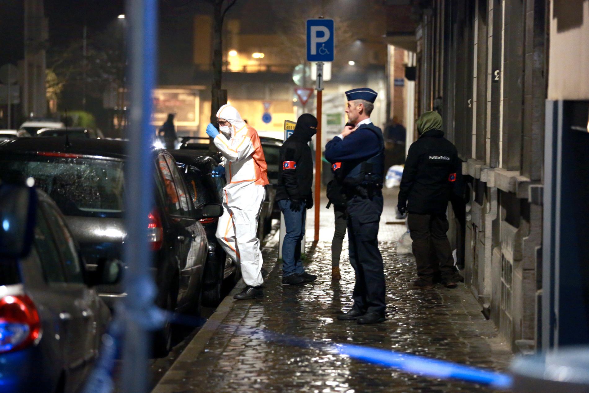 Flera personer greps på torsdagskvällen i Brysselförortern Schaerbeek. Polisens tekniker undersöker platsen.
