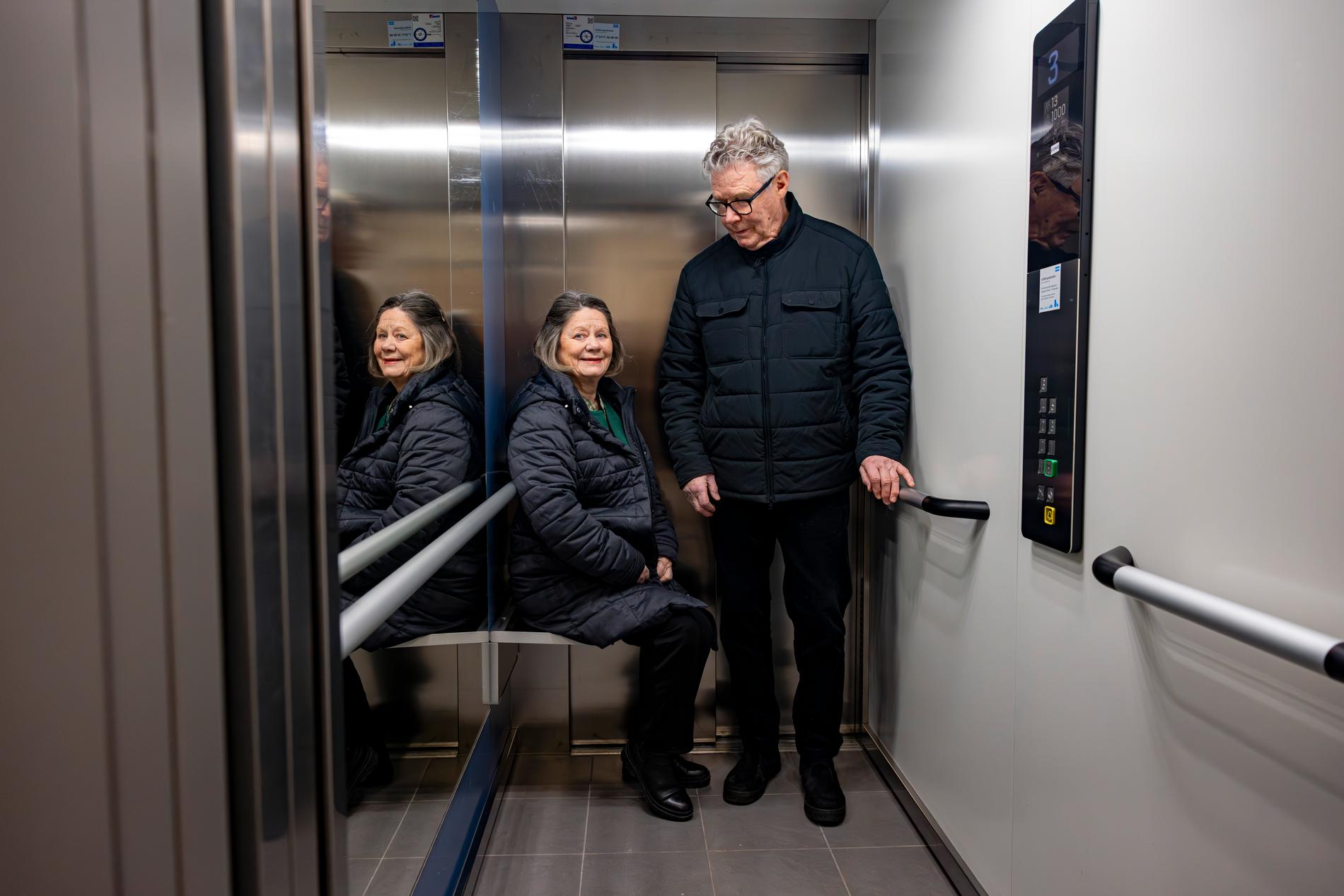 Hiss ger nivåfri tillgång till alla husets utrymmen, inklusive garaget. I hissen finns en bänk att ställa matkassarna eller slå sig ner på.