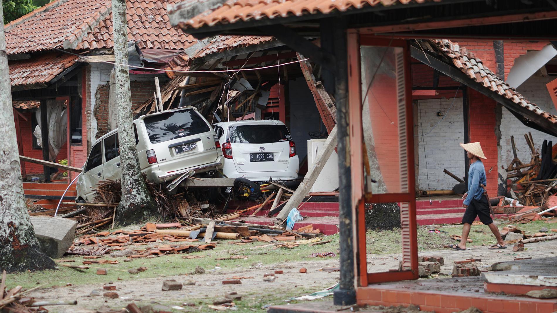 Minst 222 personer har dött efter att en tsunami nådde stränderna vid Sundasundet i Indonesien.