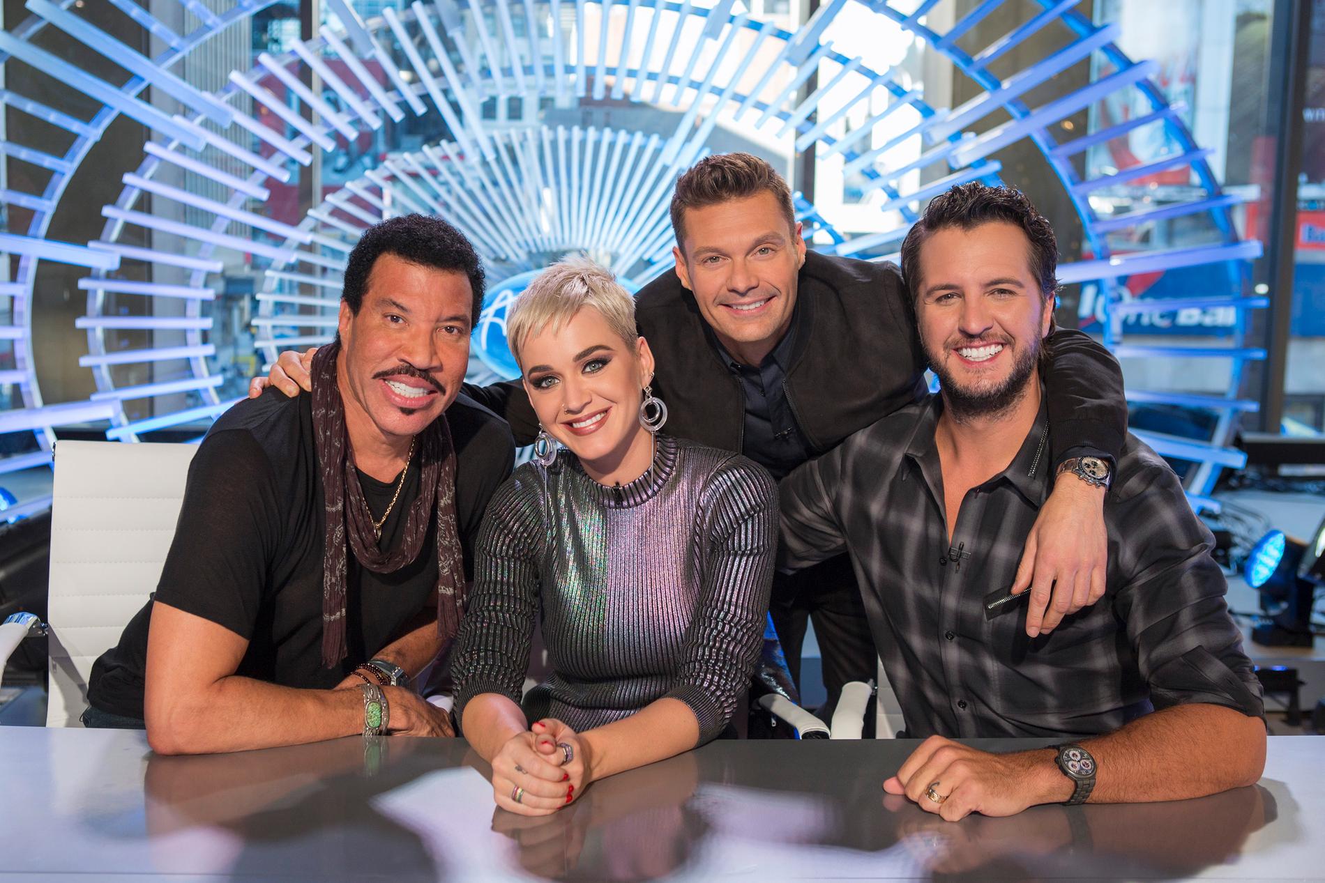 "American idol"-juryn Lionel Richie, Katy Perry och Luke Bryan hålls om av programledaren Ryan Seacrest. Arkivbild.