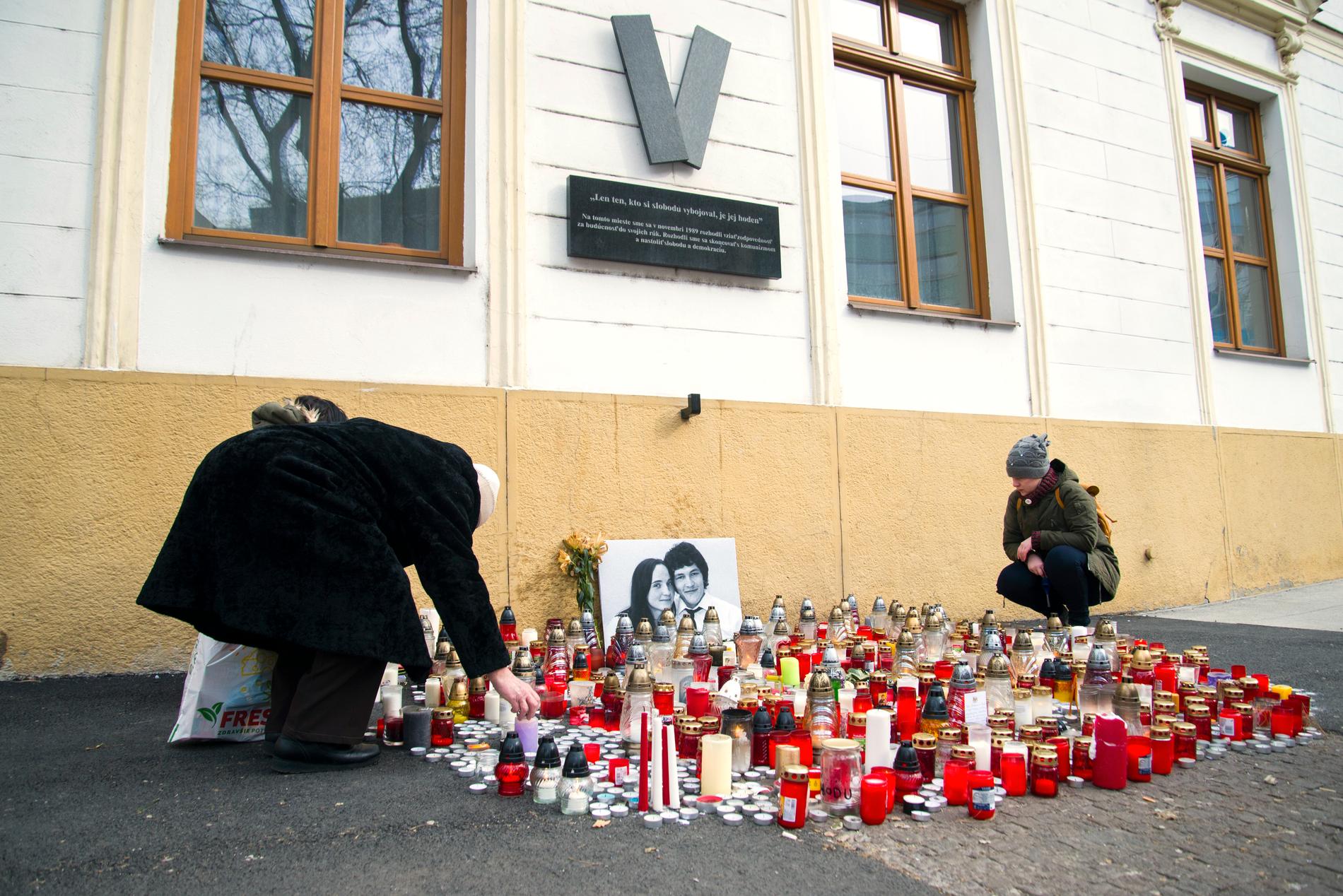 Ljus och blommor placerades i tisdags ut i huvudstaden Bratislava till minne av mördade slovakiske journalisten Ján Kuciak.