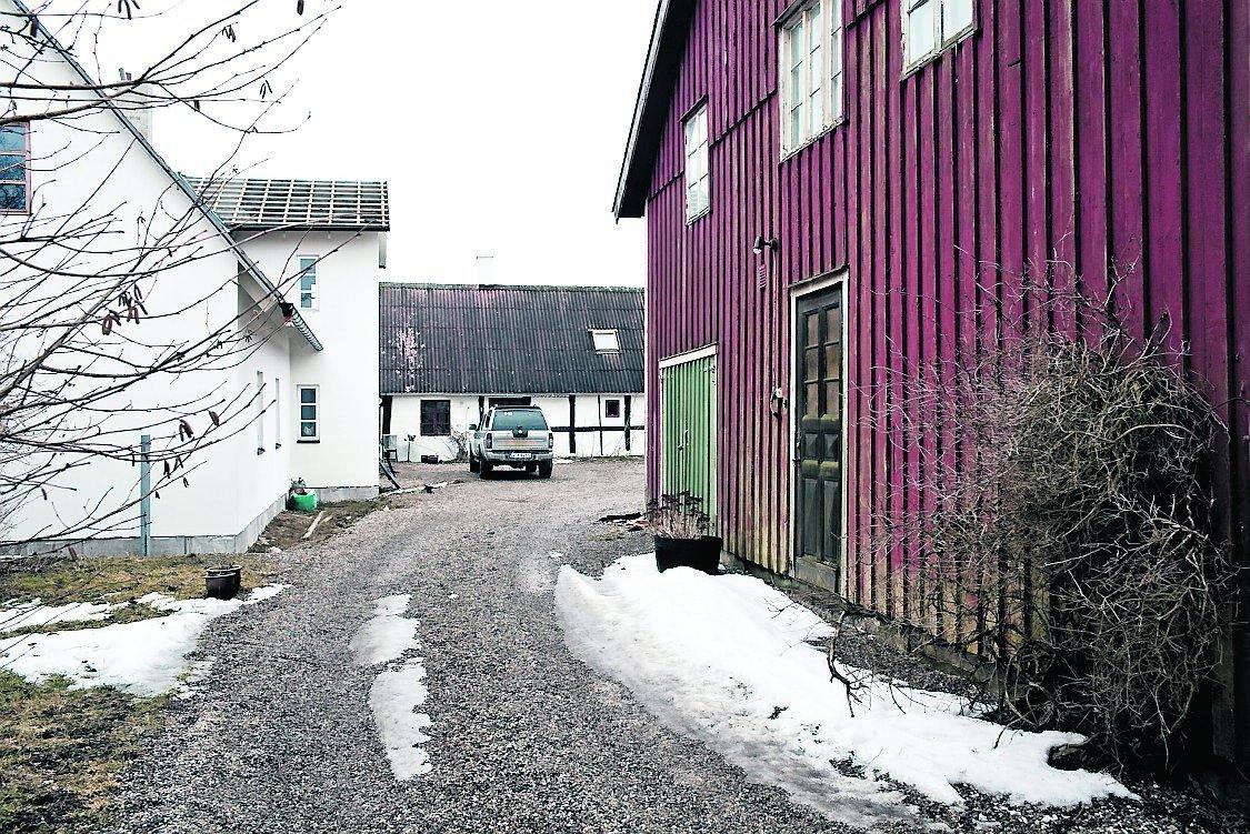 på samma tomt Stefan Möller och Ulf Jensen bodde på samma tomt – Stefan i en villa på 163 kvadrat och Ulf i ett uthus.