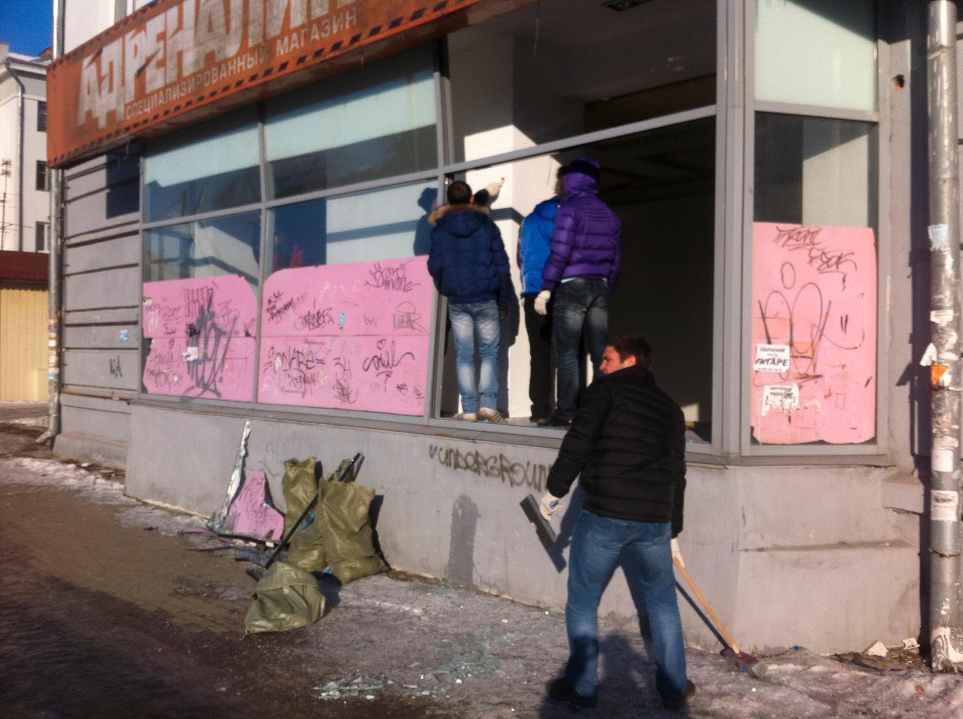 Glassplitter ligger överallt i de ryska städerna som träffades av nedslaget.