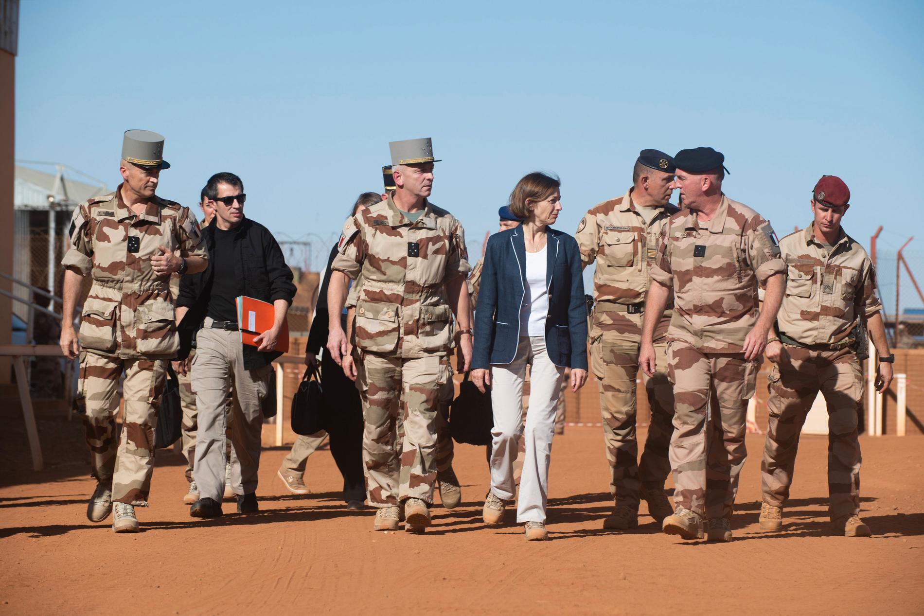 Frankrikes försvarsminister Florence Parly besöker Gao i Mali i november 2019, efter det att 13 franska soldater dödats i en helikopterkrock.