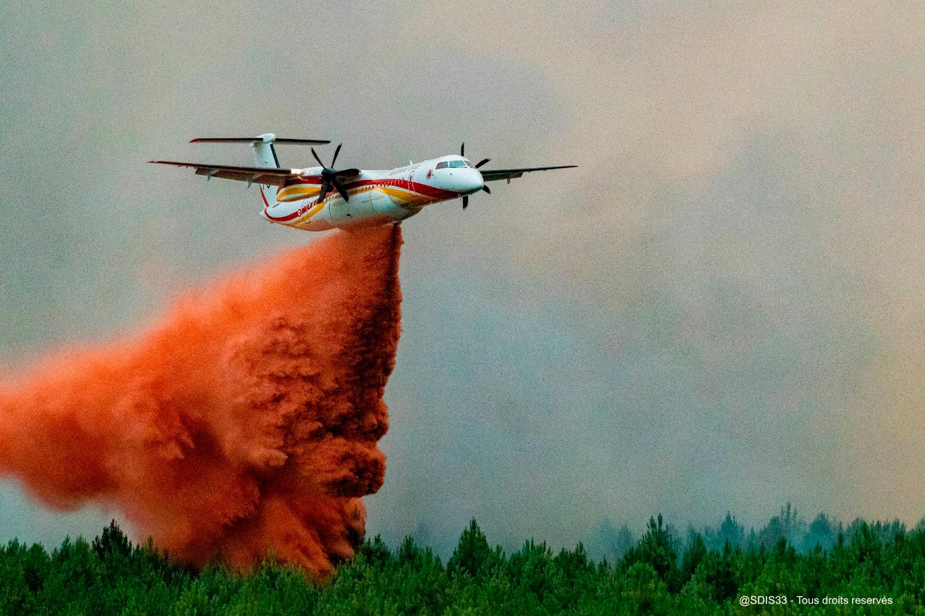 Flygplan som bekämpar en skogsbrand nära Landiras, sydvästra Frankrike.
