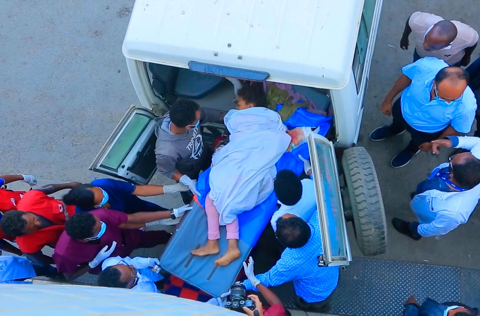 En skadad person får vård efter attacken mot marknaden i Tigray.