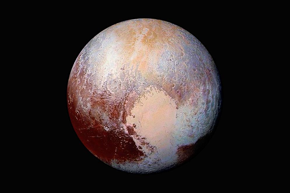 Den här nytagna bilden som offentliggjordes av Nasa på fredagen visar en kombination av bilder tagna från rymdsonden New Horizons.