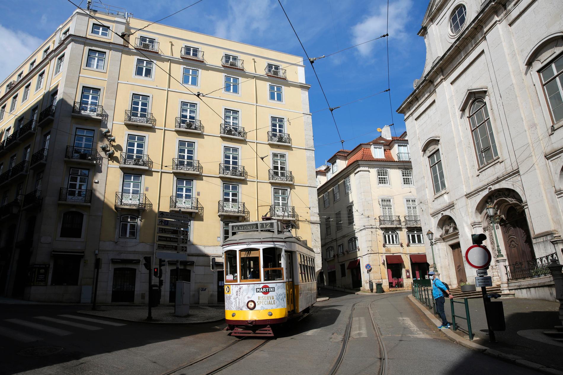 Öde på gatorna Portugals huvudstad Lissabon på grund av coronapandemin. Arkivbild.