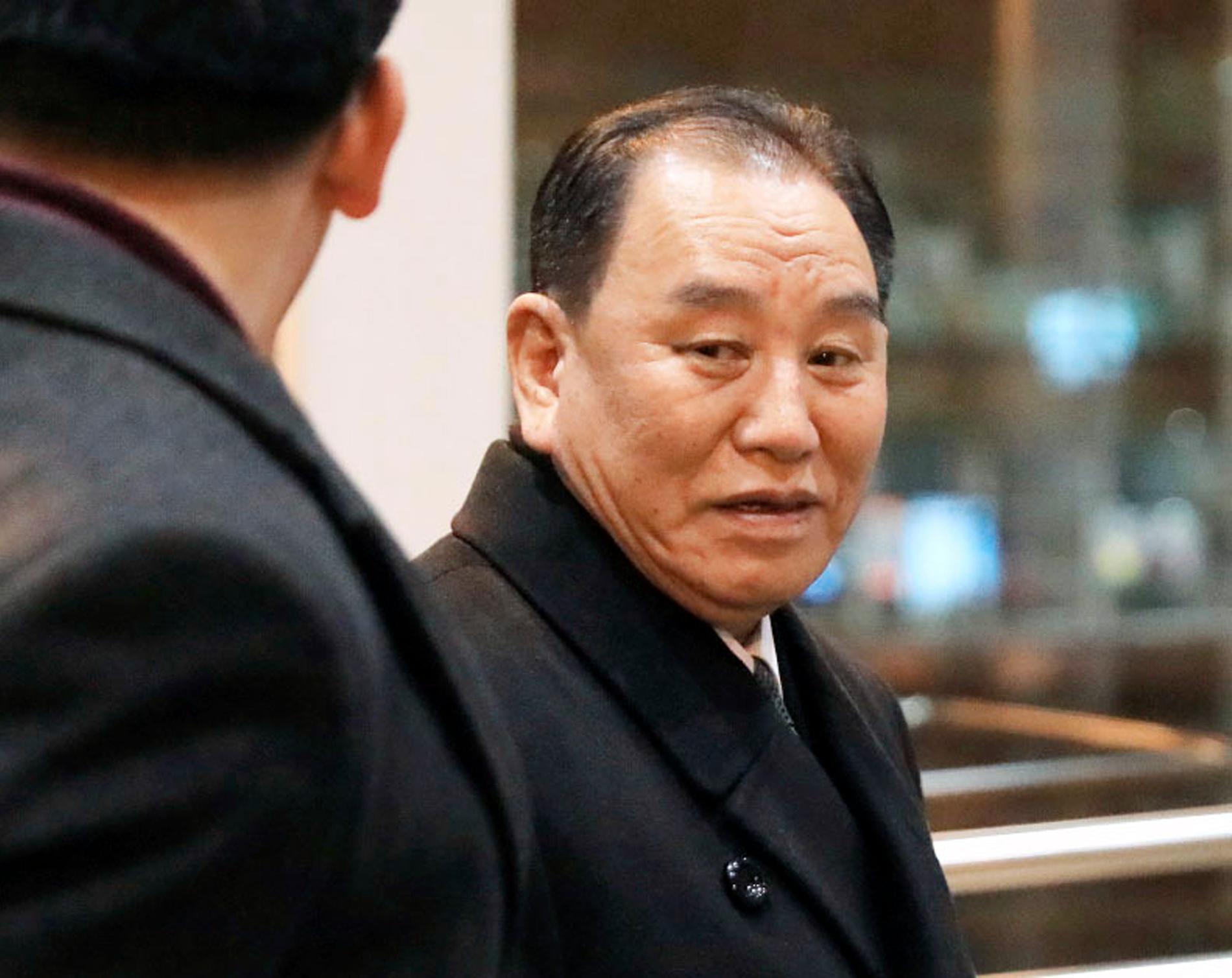 Den nordkoreanske företrädaren Kim Yong-Chol på väg att lämna flygplatsen i den kinesiska huvudstaden Peking på torsdagen, för att resa mot USA.