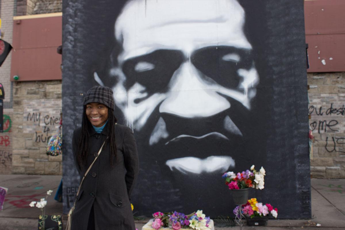 Aktivisten Jeanelle Austin, 35, har gjort det till sin uppgift att hålla ordning vid minnesplatsen där George Floyd dog.