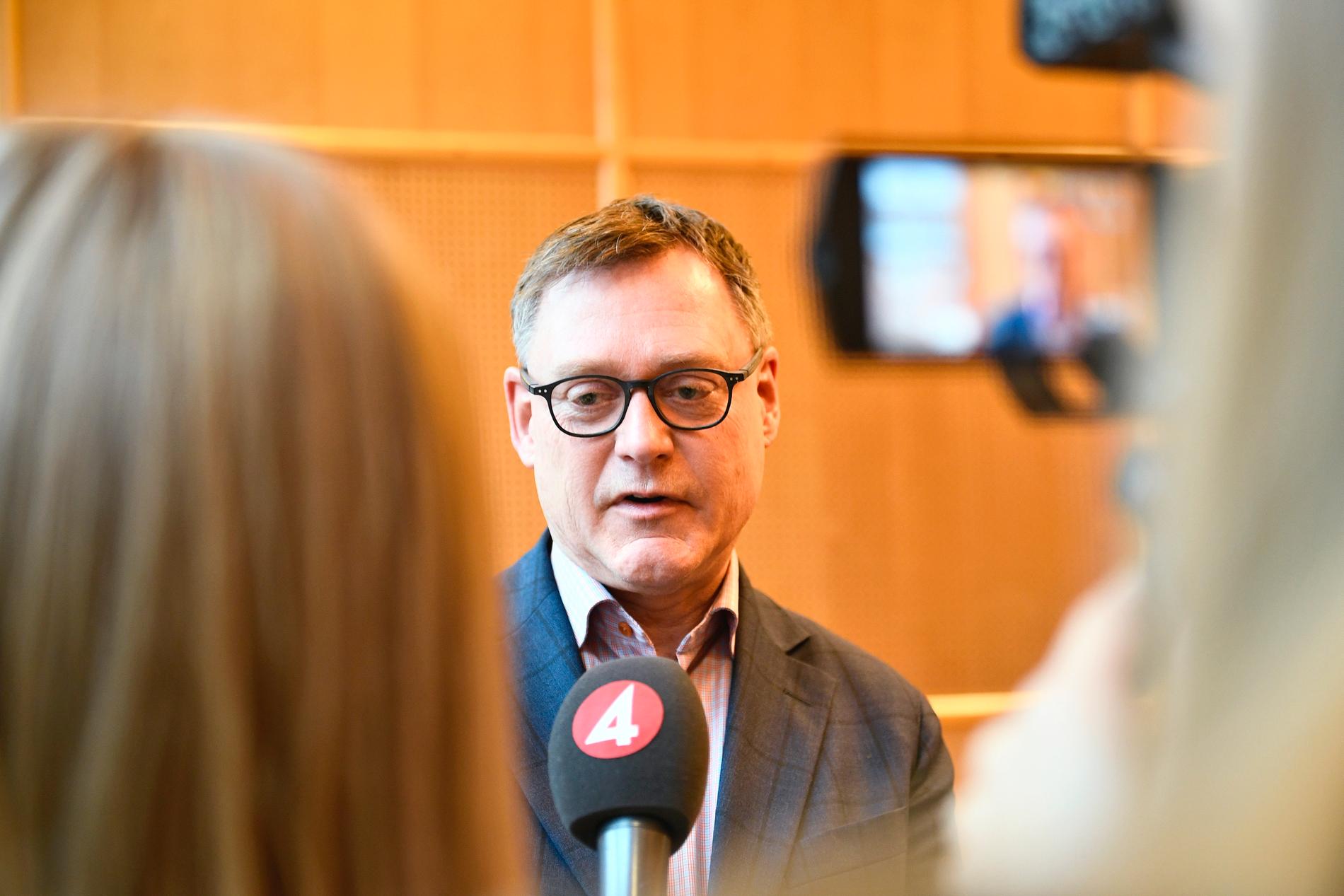 Skolverkets generaldirektör Peter Fredriksson har överlämnat det slutliga förslaget till nya kursplaner i grundskolan.
