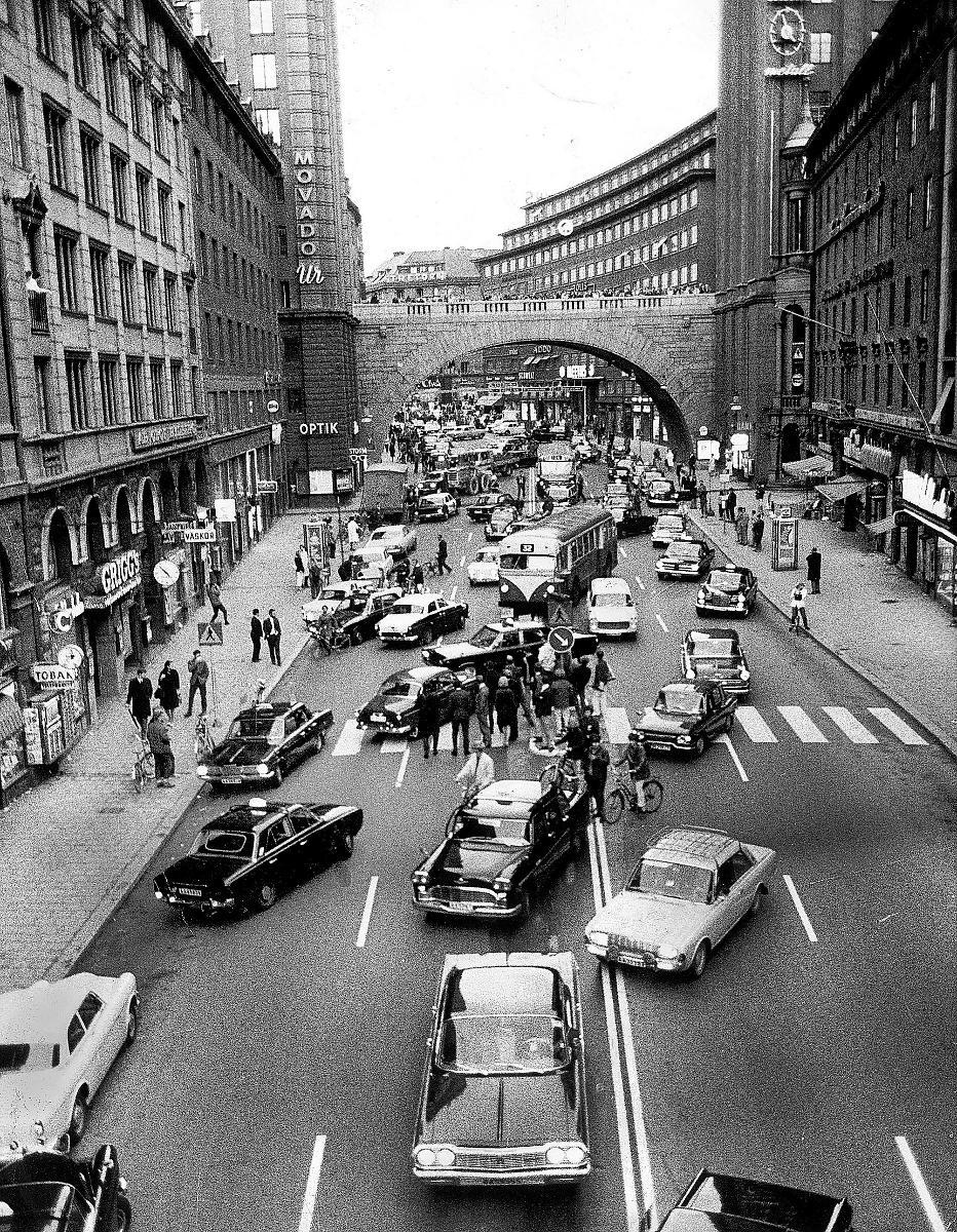Idioti. Den 16 oktober 1955 röstade svenska folket nej till högertrafik. Så här såg det ut på Kungsgatan i Stockholm den 3 september tolv år senare efter att folkviljan ignorerats. Det löste sig till slut.