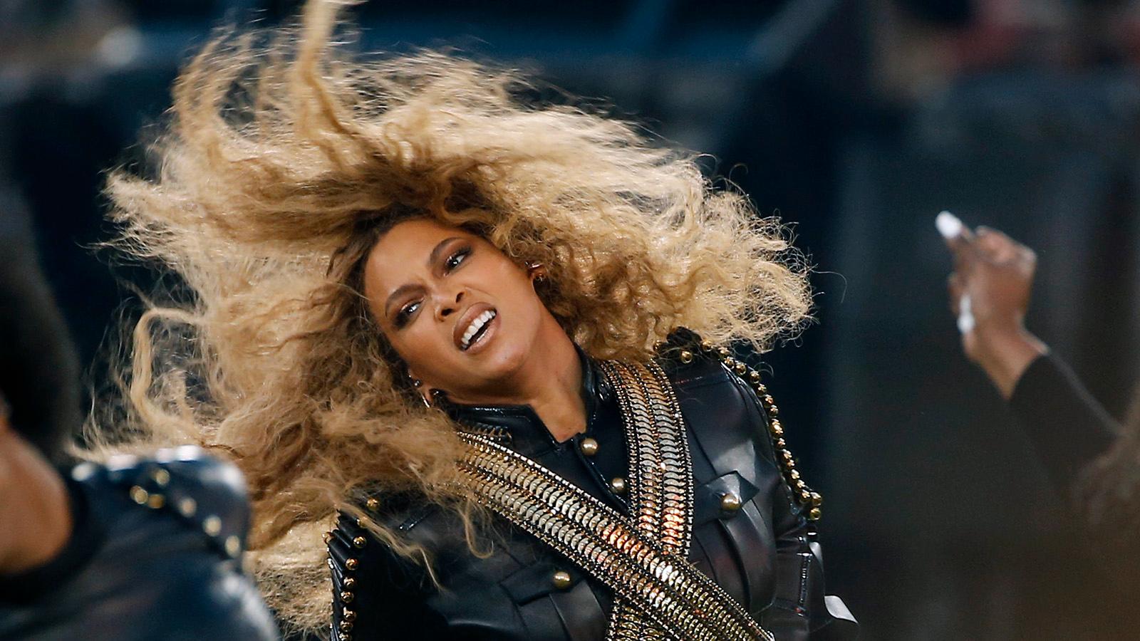 Beyoncé under Super Bowl 2016.