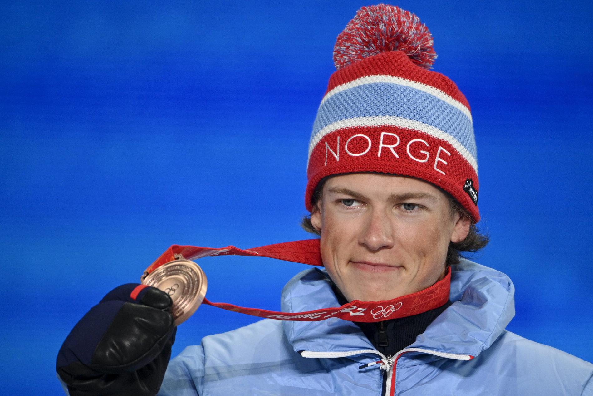 Johannes Hösflot Kläbo med av sina OS-guld från Peking.