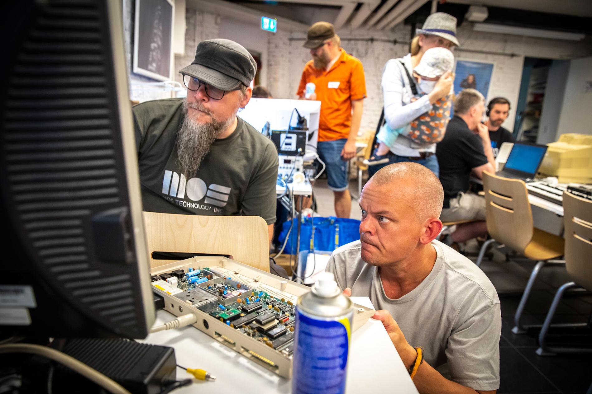 Krister Andersson (till vänster) i full färd med att reparera en Commodore 64 på Gubbdata. –·Man kan inte säga vilket det vanligaste felet är, det finns ju massor av fel. Strömbrytarna går sönder, olika ICI-kretsar går sönder för att man kopplar in saker när de är igång. Det finns väldigt mycket som kan gå sönder på dem, säger han.