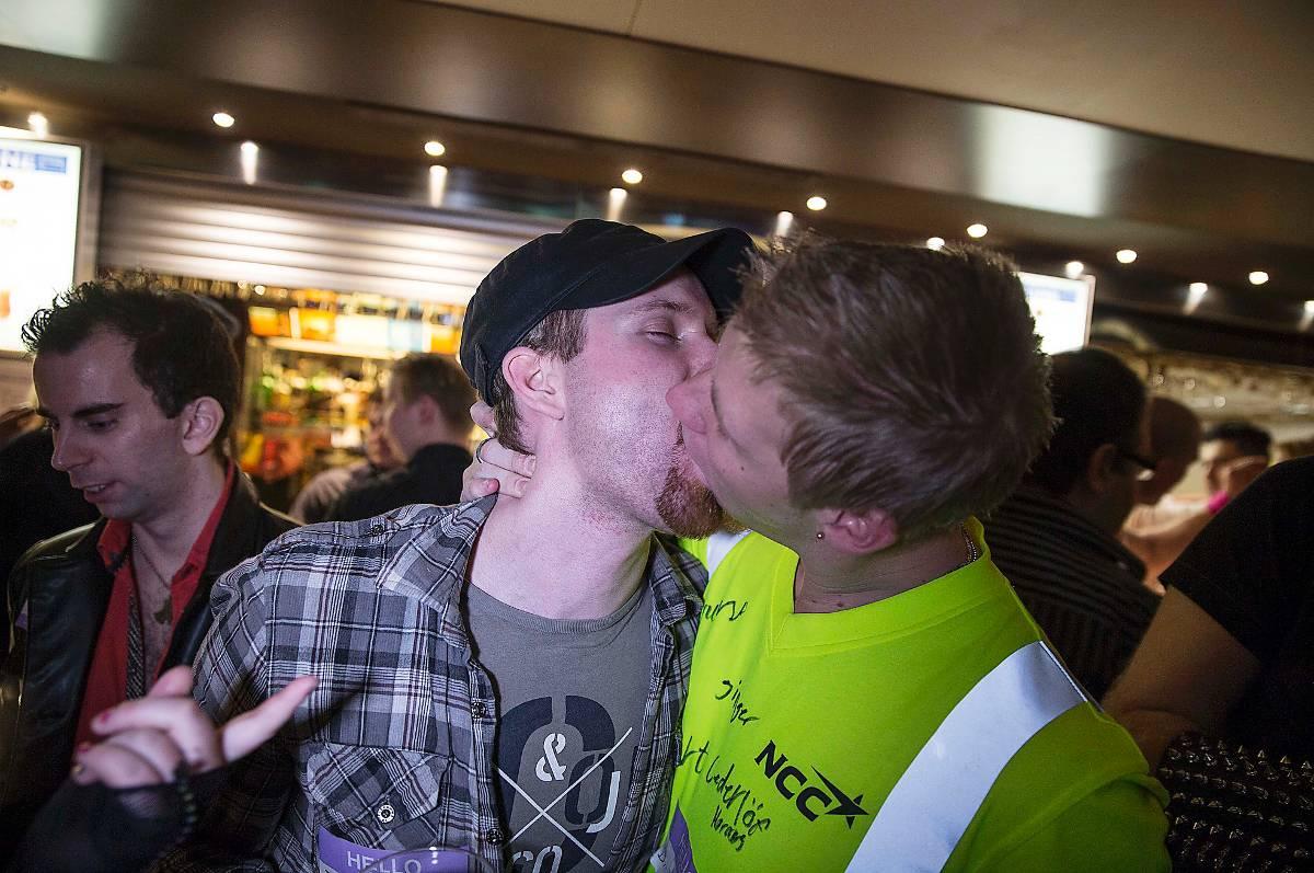 ”Puss min prins” och ”Puss min prins”. Två unga män ­firade med en kyss framför Aftonbladets kamera.