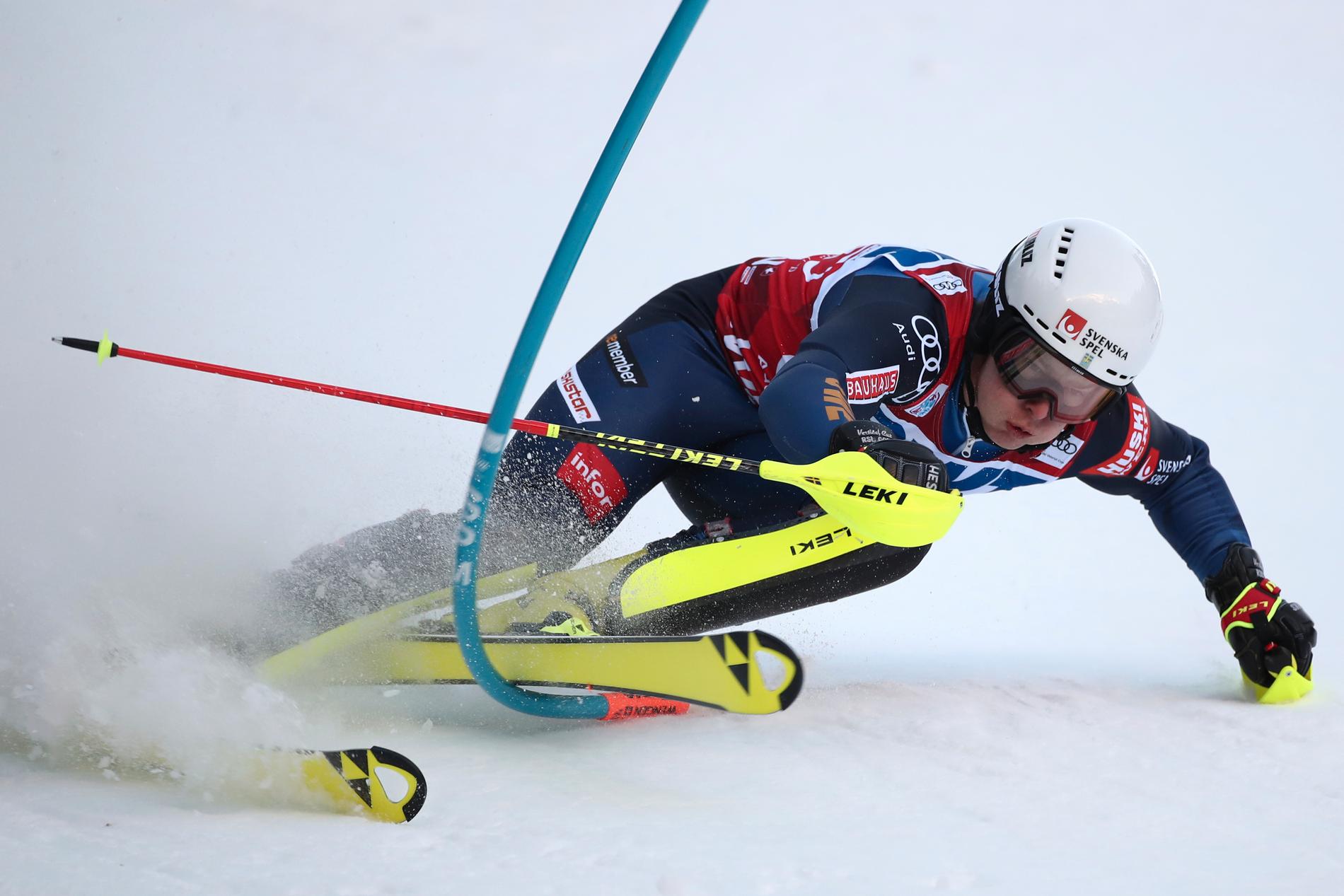 Svenske slalomstjärnan Kristoffer Jakobsen grenslade en käpp och körde ur i Wengen.