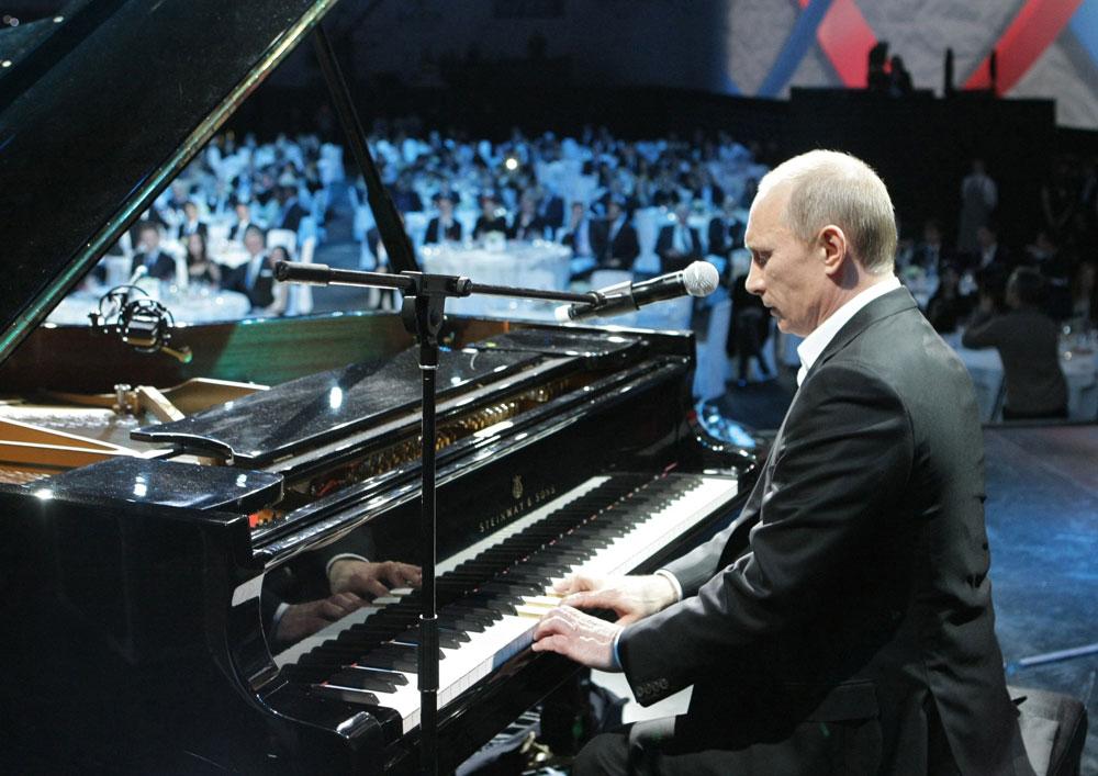 Putin spelar piano på en välgörenhetsgala i St Petersburg.