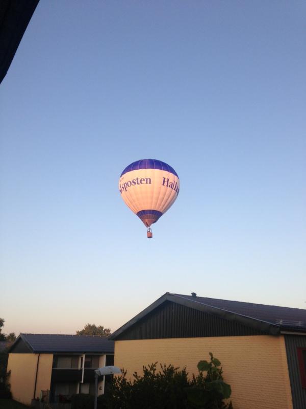 Denna bild tog min man Conny en fin sommarkväll, ballongen flög över grannhuset.
