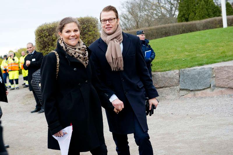 14 nov. Kronprinsessan besöker Järfälla och klär sig diskret i en svart kappa och en beige scarf.