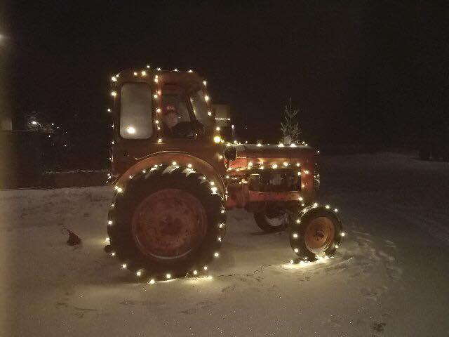 Traktorn lyser upp i mörkret. 