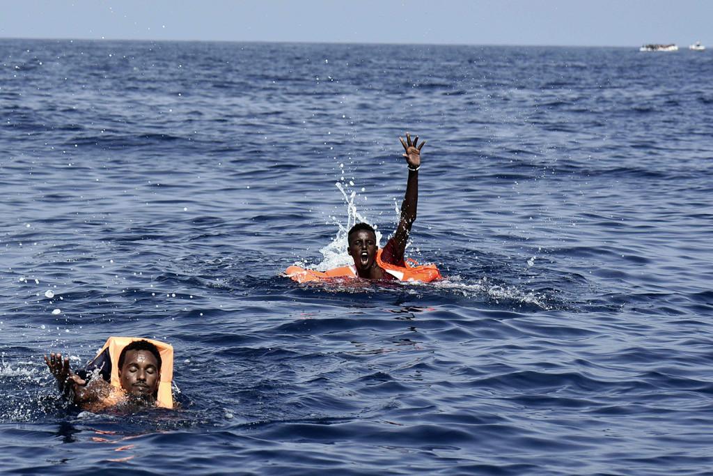 Människor i havet ropar på hjälp till en båt från organisationen Proactiva Open Arms, 12 nautiska mil utanför Libyens kust.