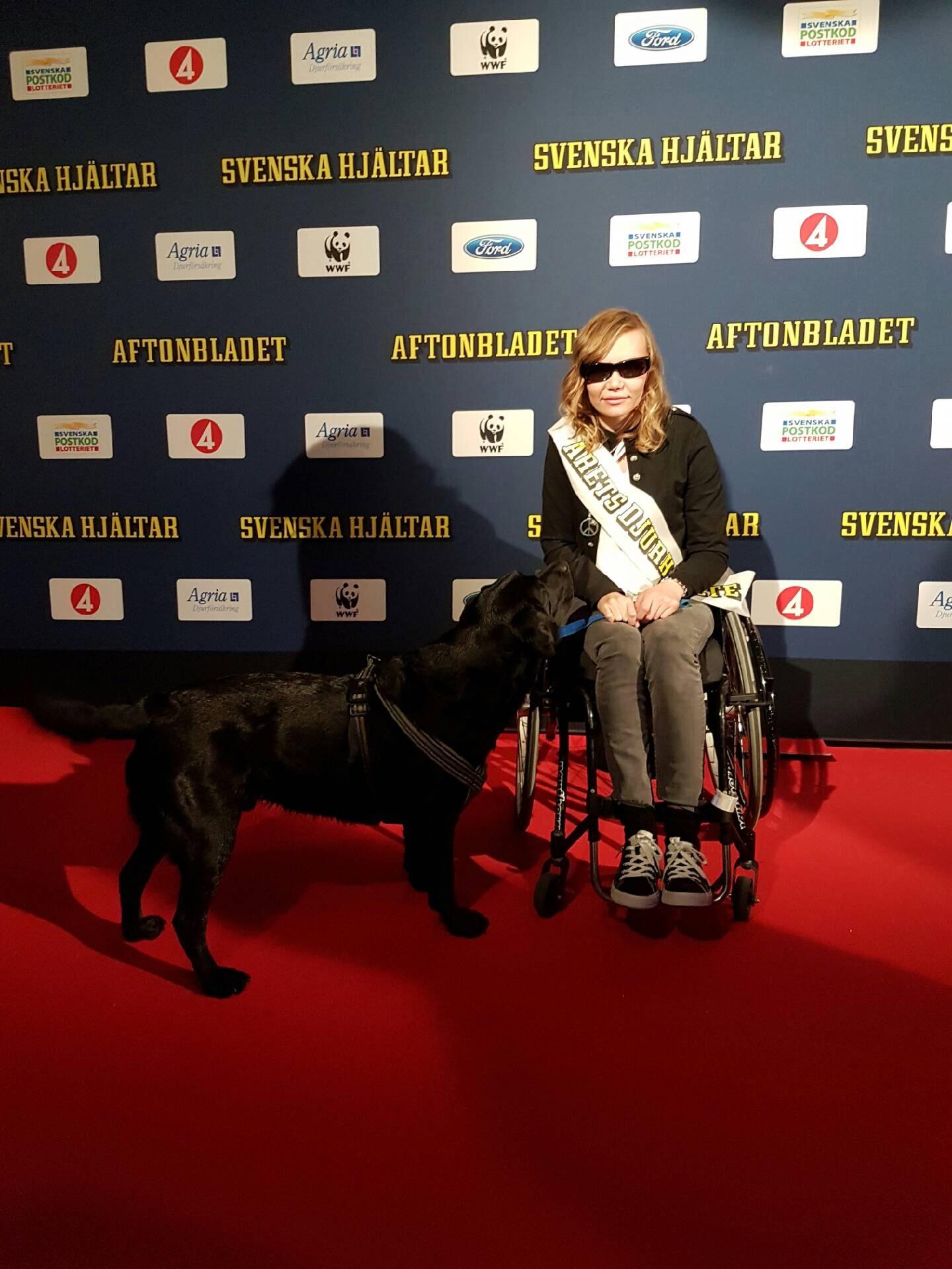Årets Djurhjälte Dexter tillsammans med matte Frida Bergström.