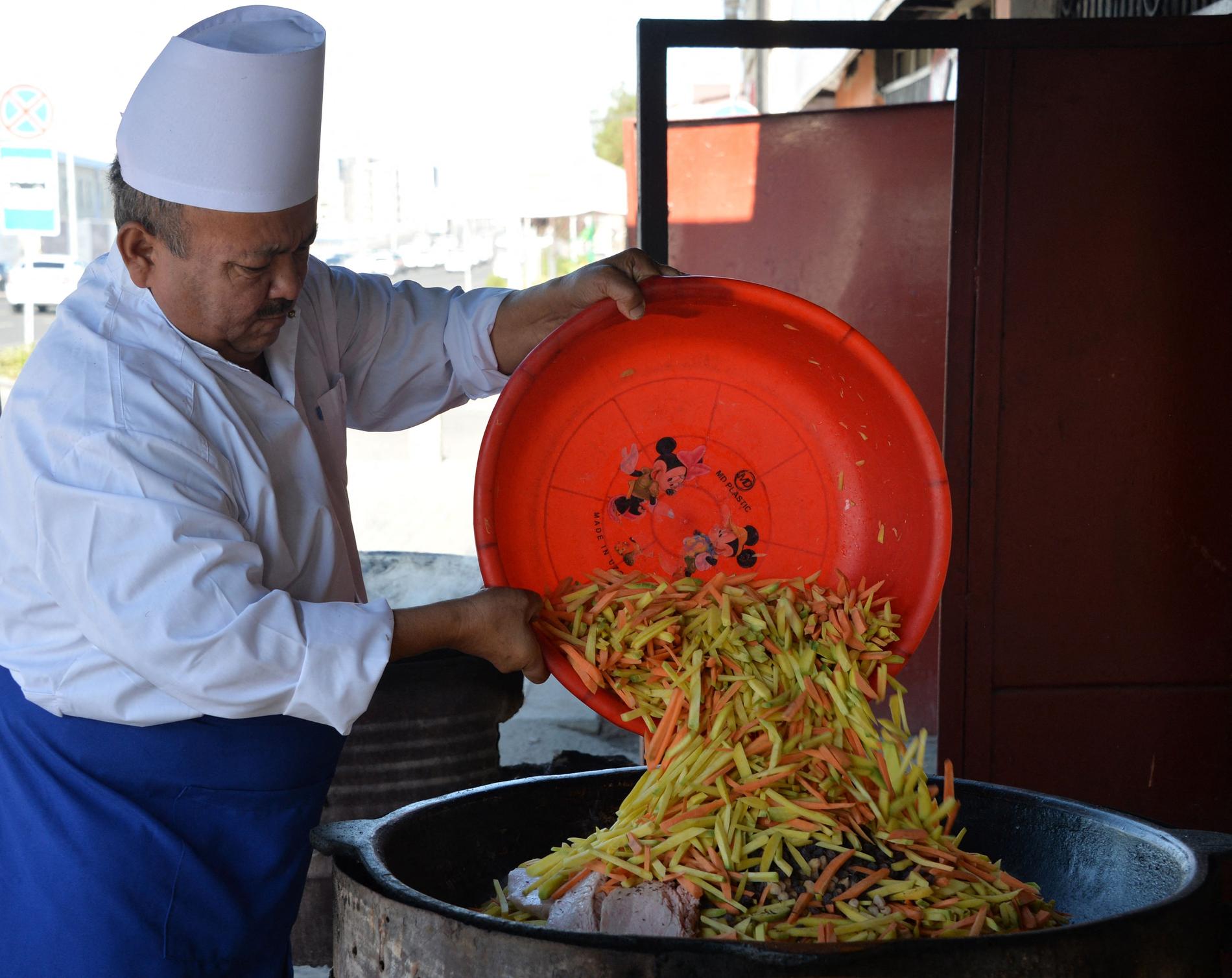 Kocken Abdurahim Mirzayev tjänar mindre på sin plov, men lagar den ändå i sin restaurang i Tasjkent.