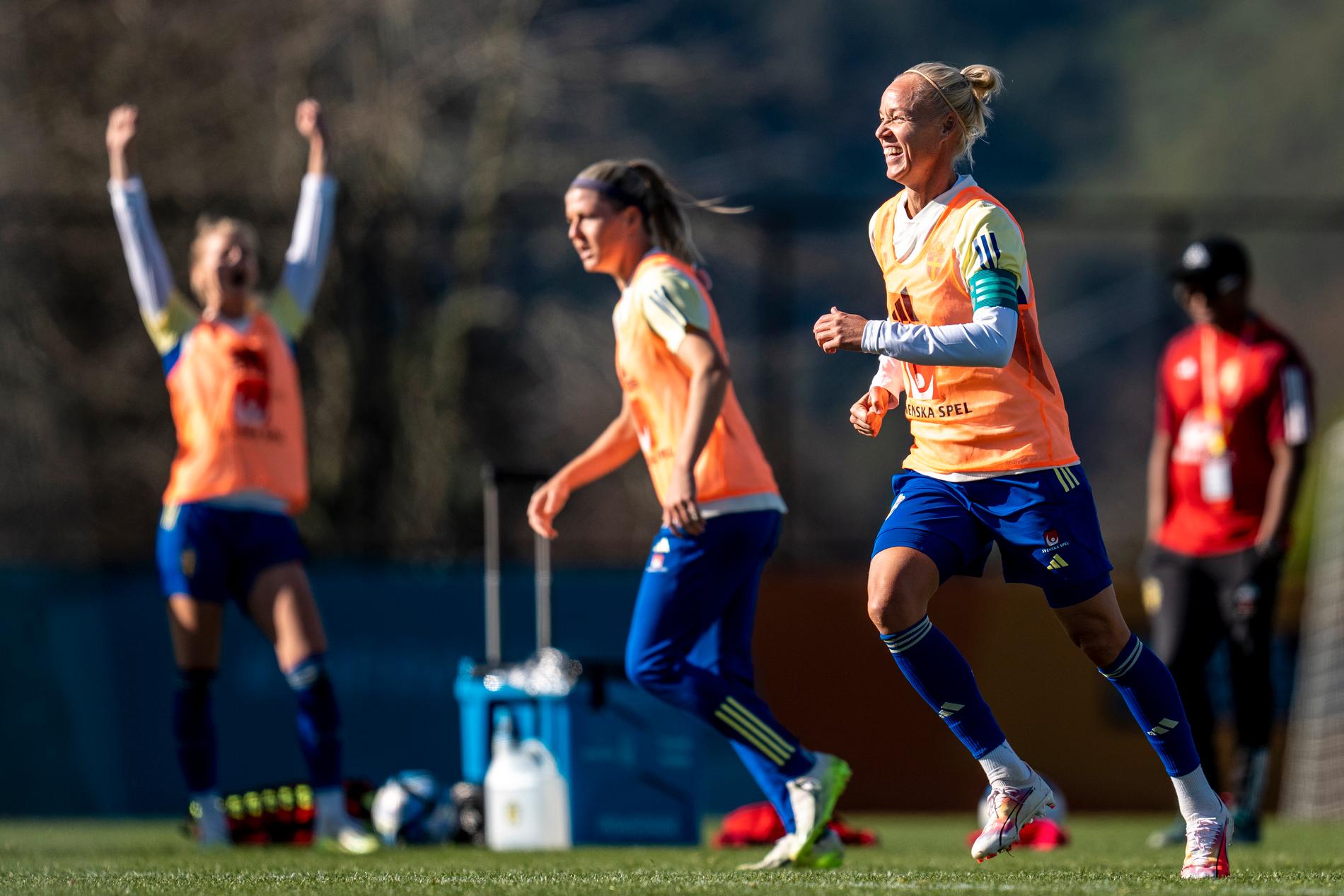 Caroline Seger gör mål under träningen – och Sofia Jakobsson jublar.