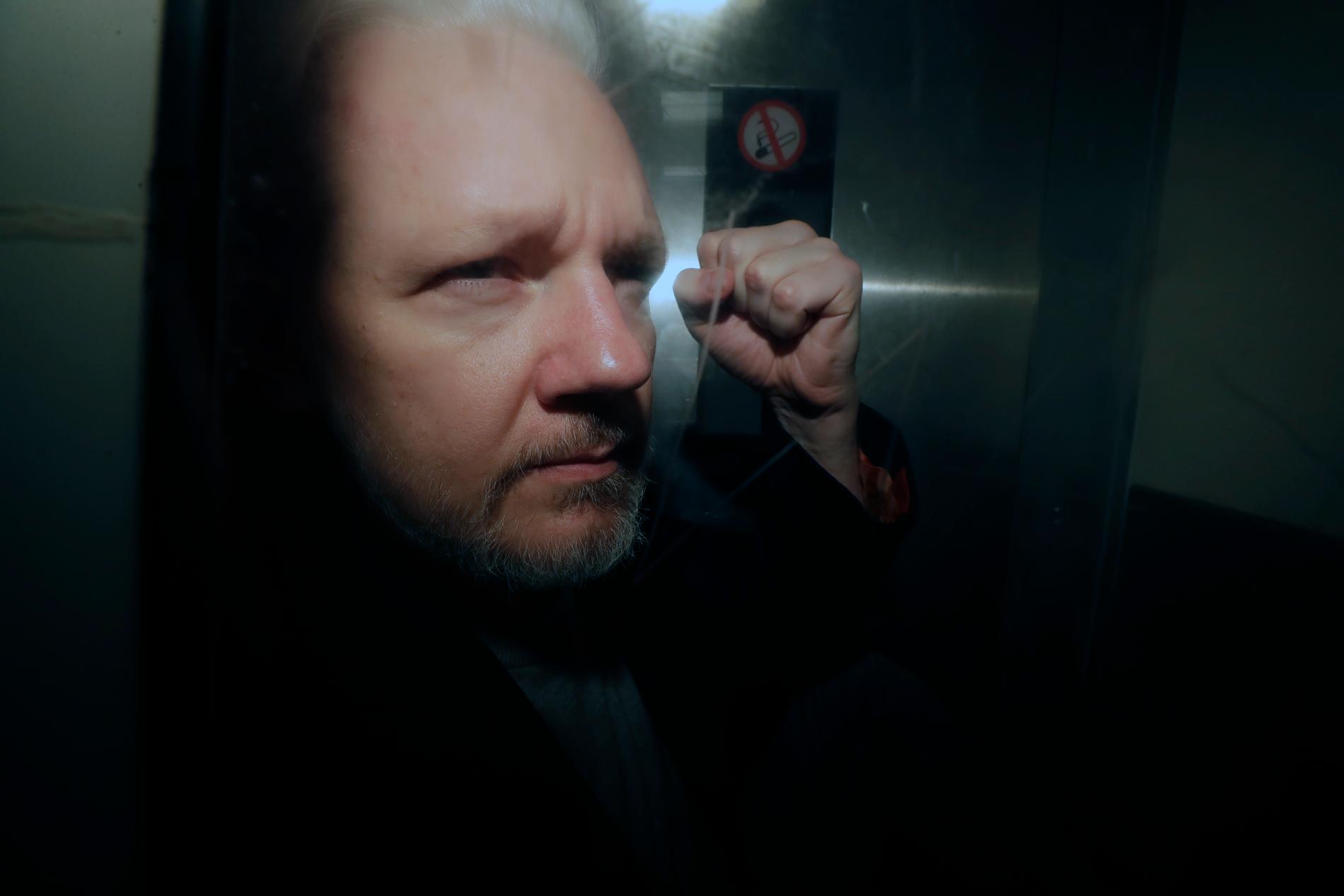 Wikileaks-grundaren Julian Assange framträder i rätten den 1 maj. Han riskerar att bli utlämnad till USA för att ha avslöjat hemligstämplad information. Foto: Matt Dunham/AP