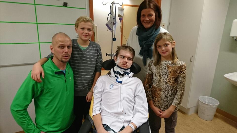 Kärt återseende: Första gången familjen Lindh-Sporre besöker Micke på sjukhuset.