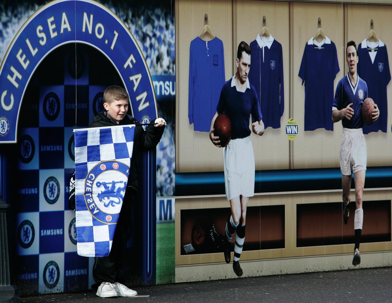 Förre Chelsea-spelaren Jimmy Greaves (längst till höger) på en plansch.