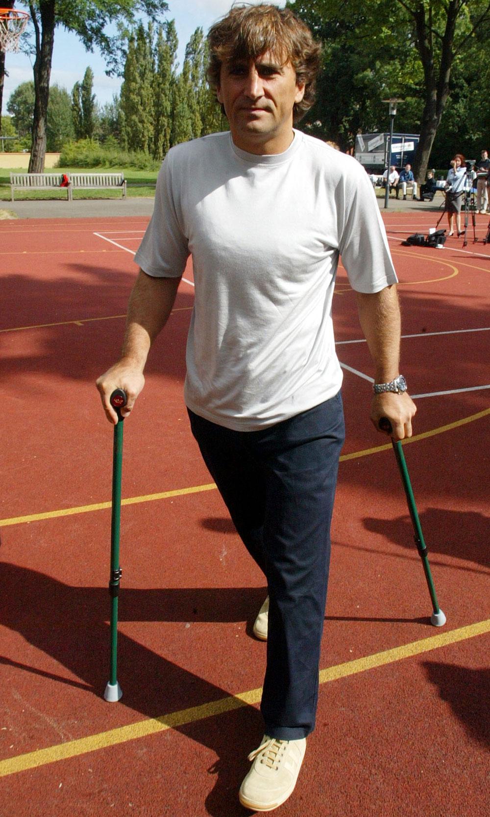 Ett år efter olyckan gick Zanardi med benproteser.
