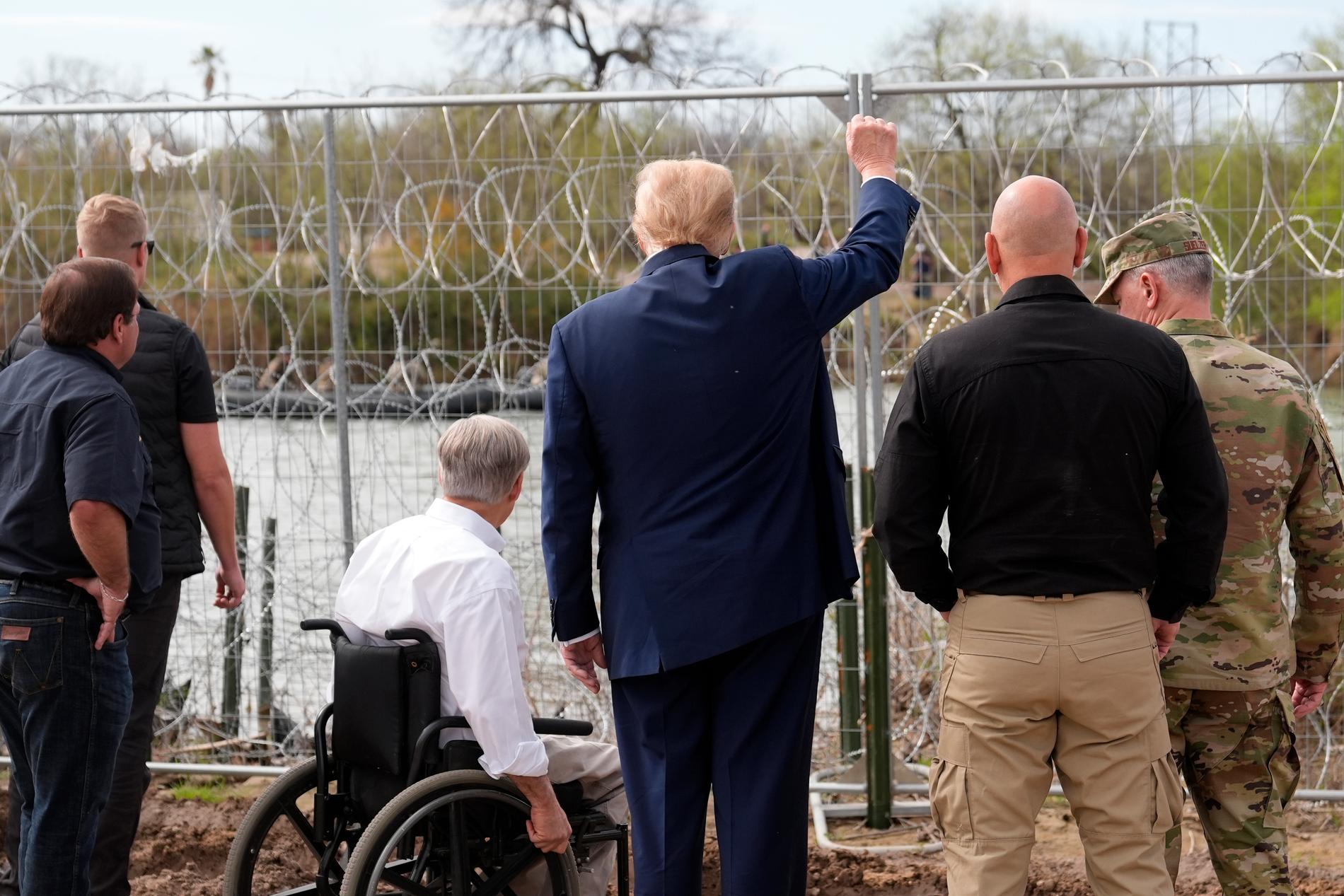 Donald Trump på plats vid muren.