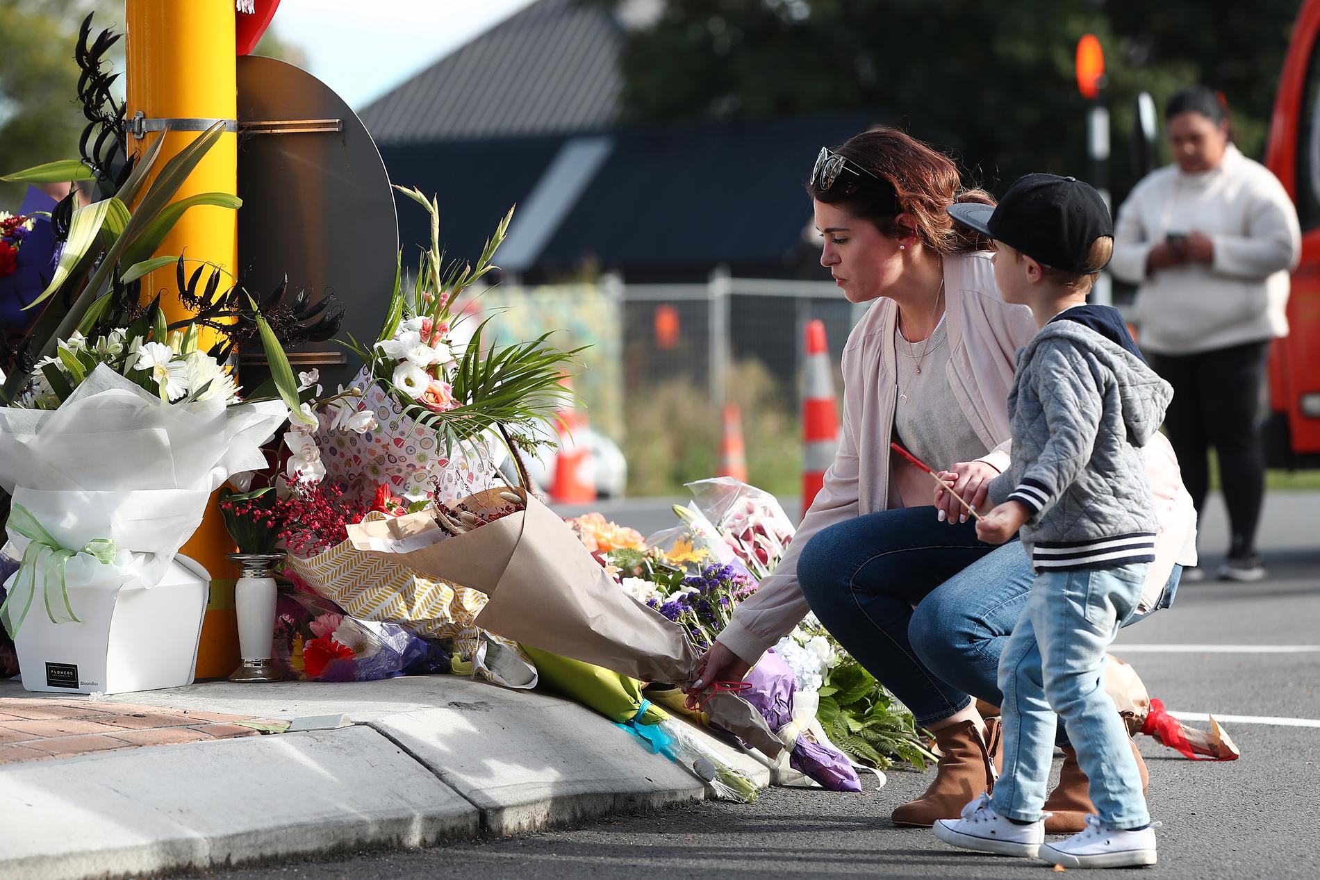 Invånare lämnar blommor för att hedra offren efter attackerna mot moskéerna.