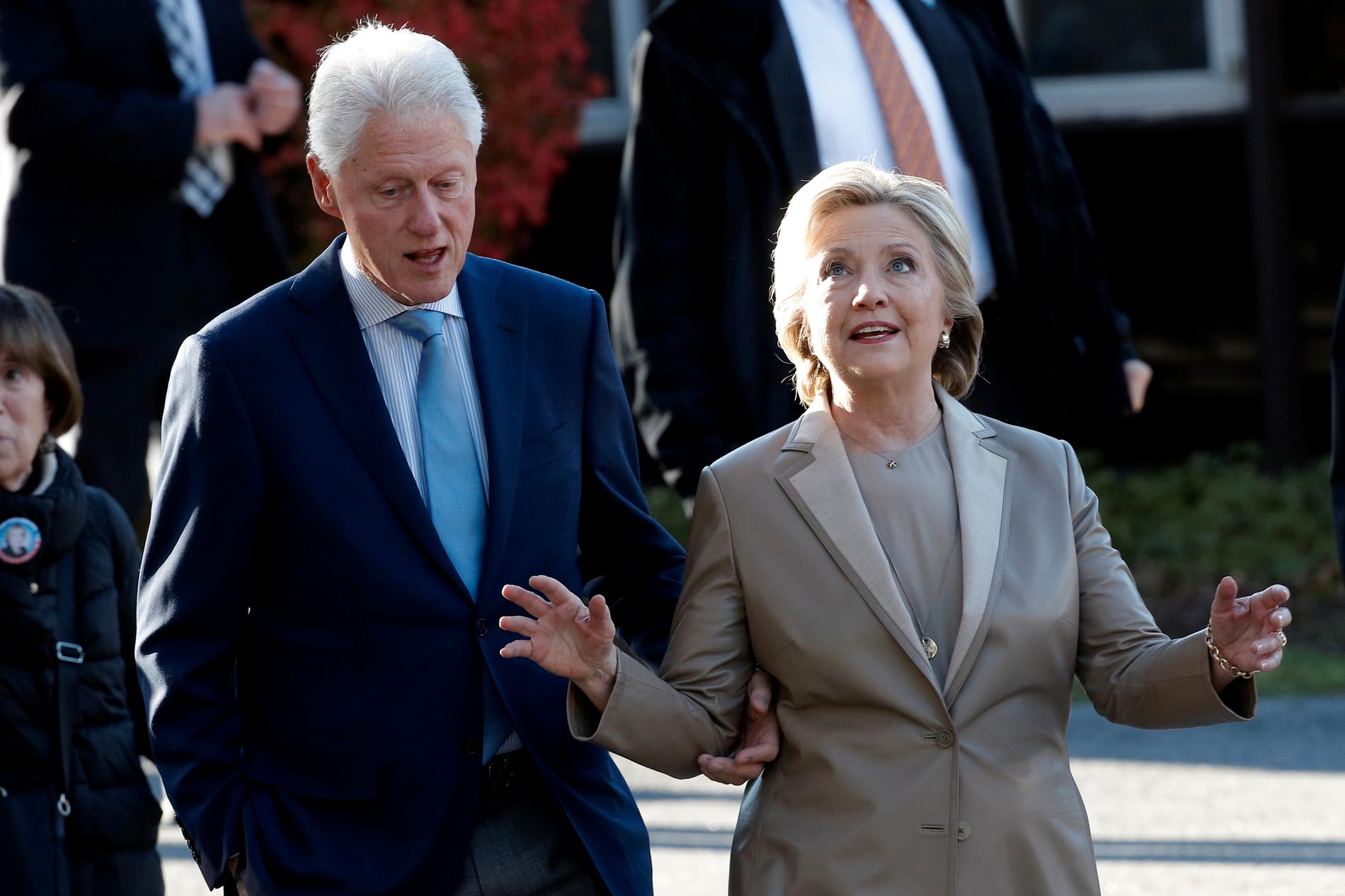 Bill och HIllary Clinton lämnar vallokalen i Grafflin elementary school i Chappaqua, New York.
