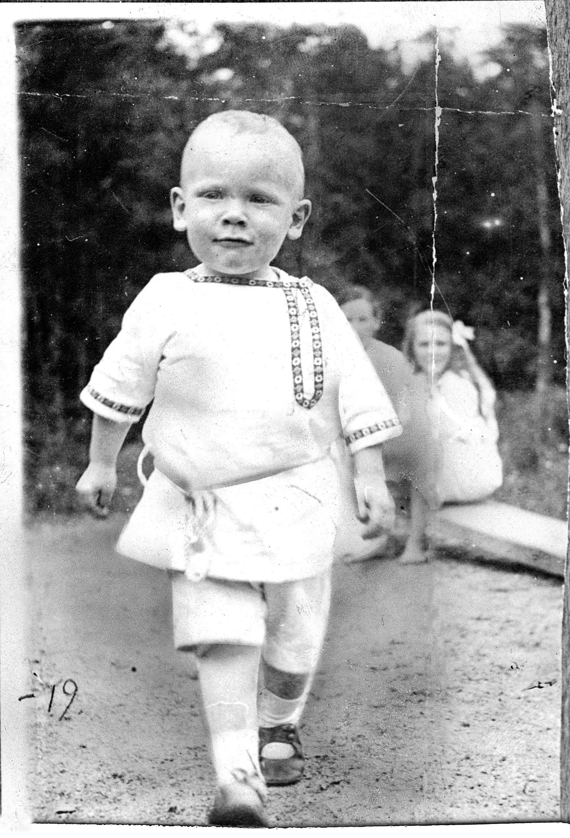 Fogelström som barn, 2-3 år gammal, i finska Viborg. Familjen har just flyttat från Leningrad.