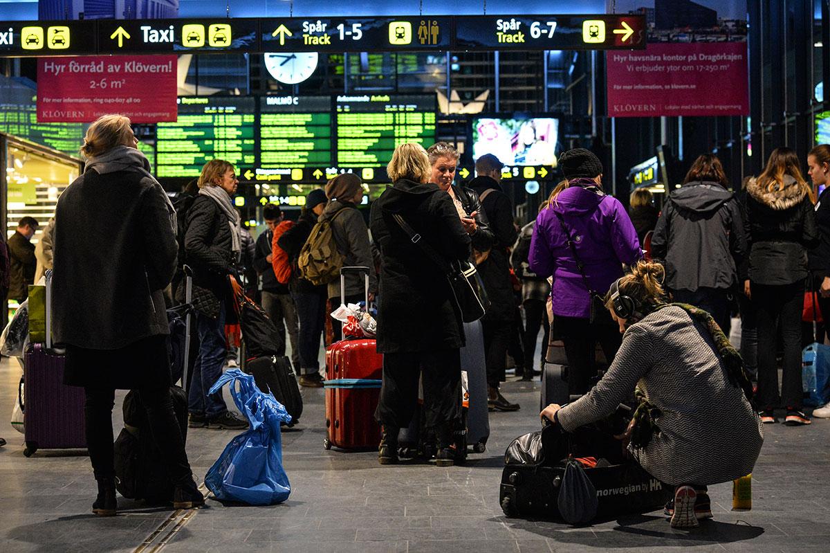 Passagerare på Malmö central väntar vid 20-tiden på besked om avgångar. Söndagens oväder påverkar redan tågtrafiken. När stormen Gorm slår till vid midnatt natten till måndagen väntas vindstyrkor på upp mot 30 m/s.
