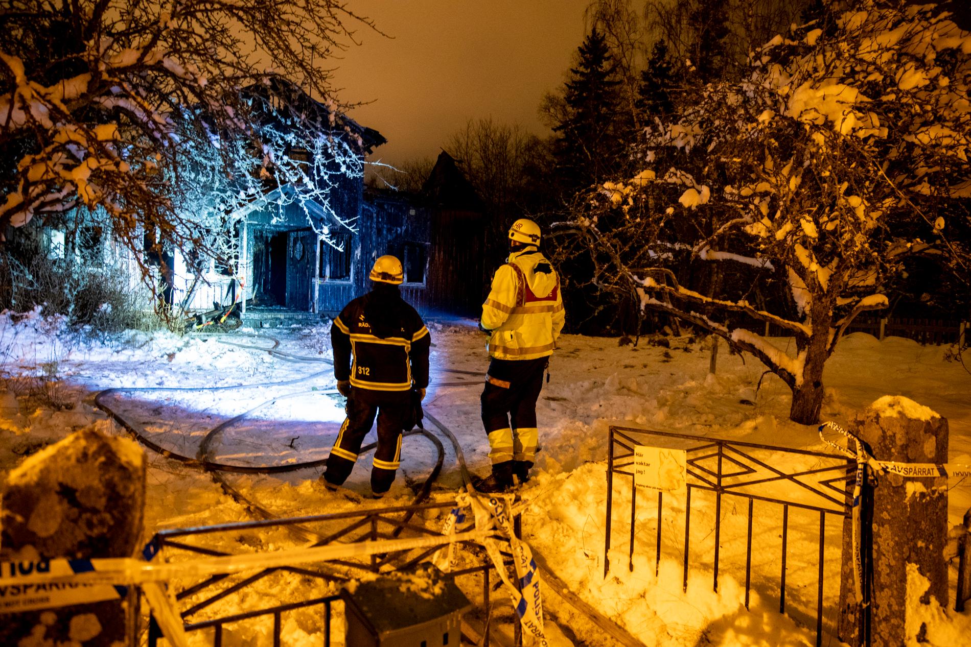 Räddningstjänst på plats efter branden.
