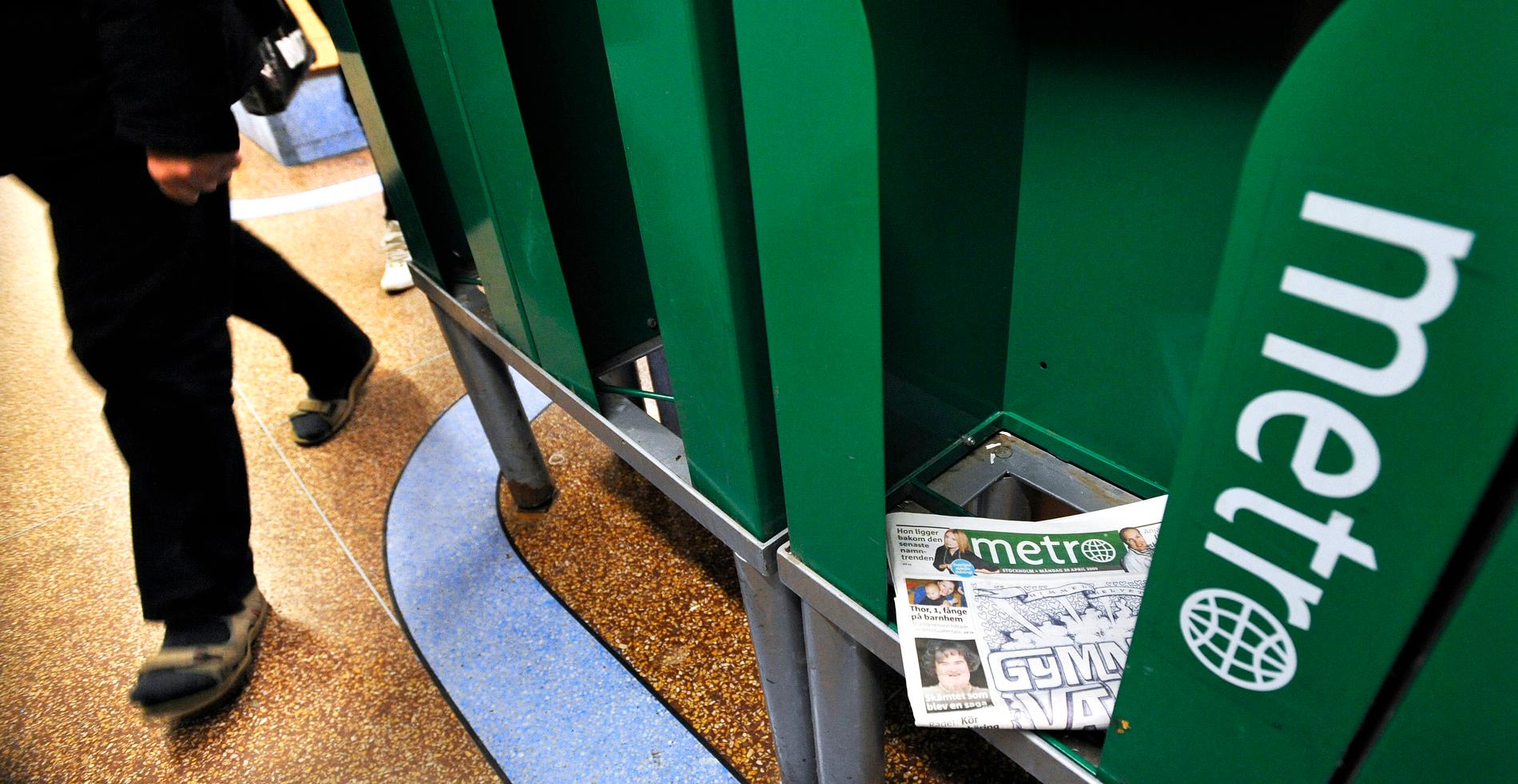 Metros tidningsställ har fyllts med skräp sedan tidningen slutade distribueras.