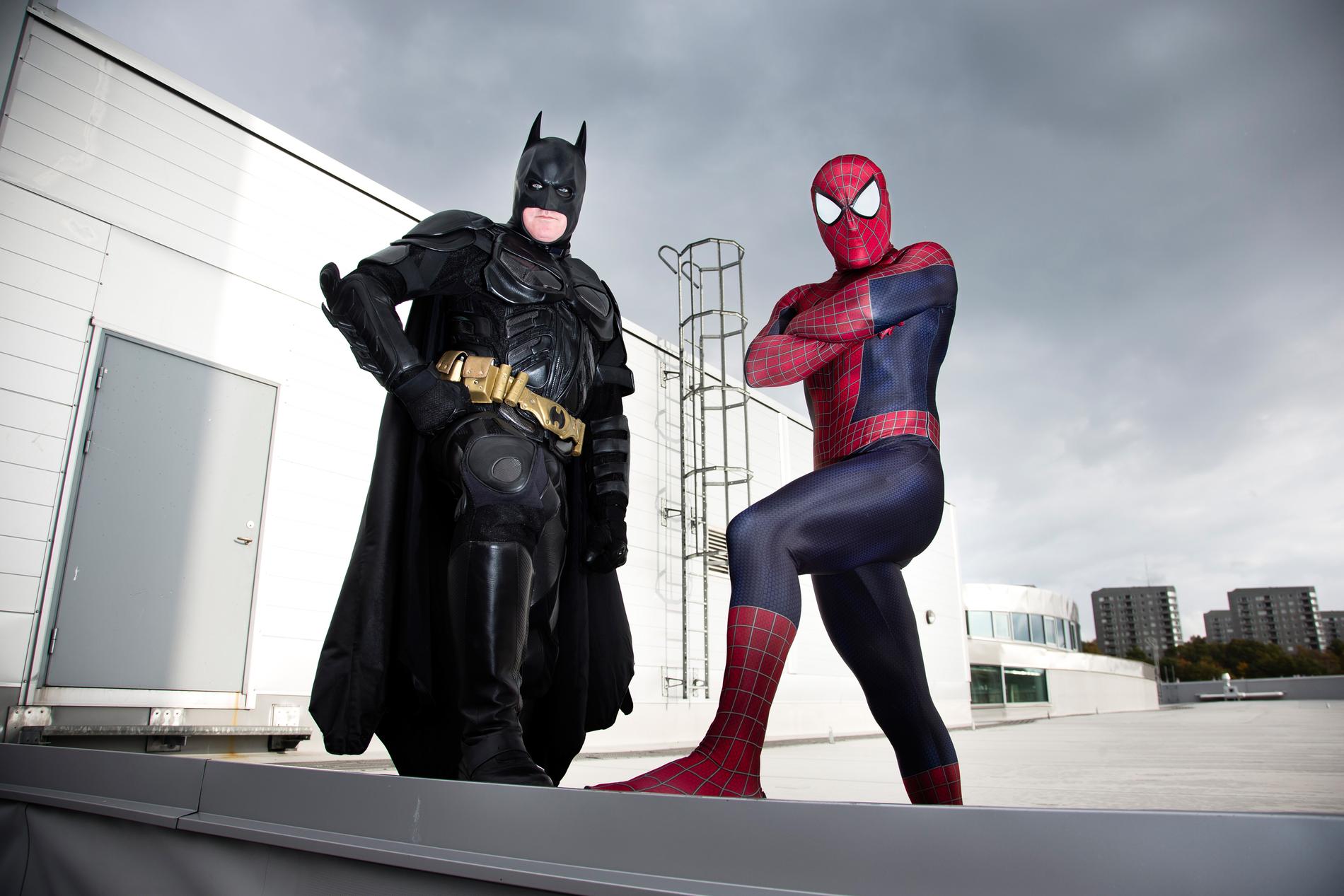”Batman” Fredrik Svensson och ”Spiderman” Filip Plan startade Superhjältar mot cancer för att ge sjuka barn en stund sjukdomsfri glädje.