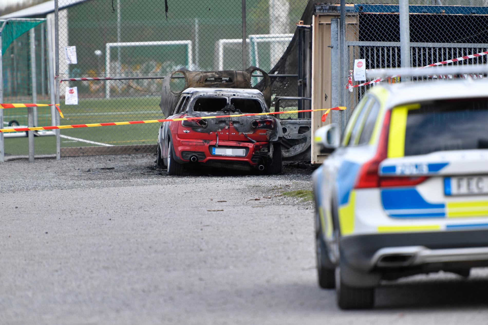 En död person hittades under onsdagseftermiddagen i en bil som har brunnit i Viksjö utanför Stockholm.
