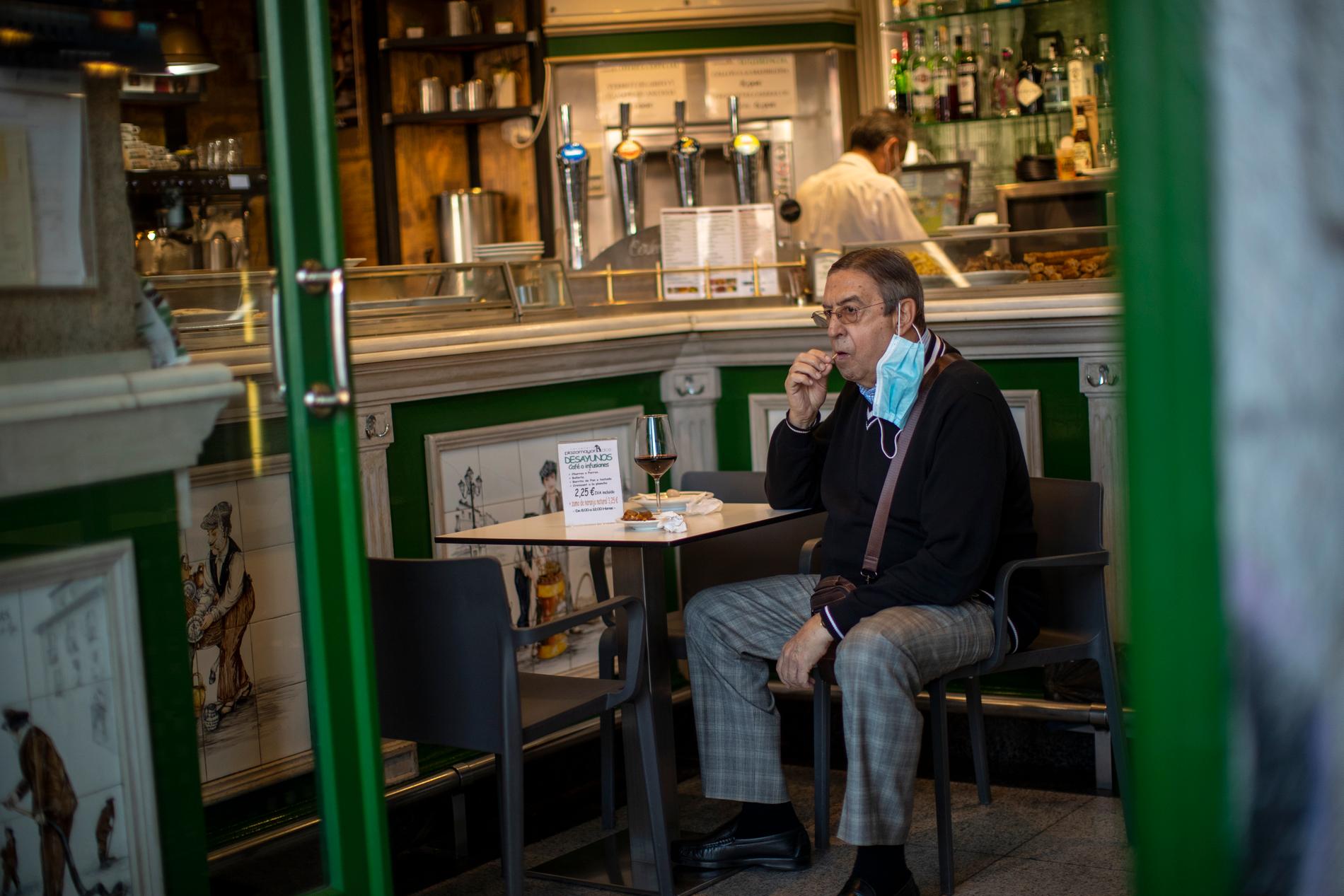 En man tar ett glas vin på en bar i Madrid, en av de just nu värst coronadrabbade städerna i Europa. Bild från 9 oktober.