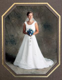 För åtta år sedan sa Jenni ja till Magnus i sin vita brudklänning med släp.