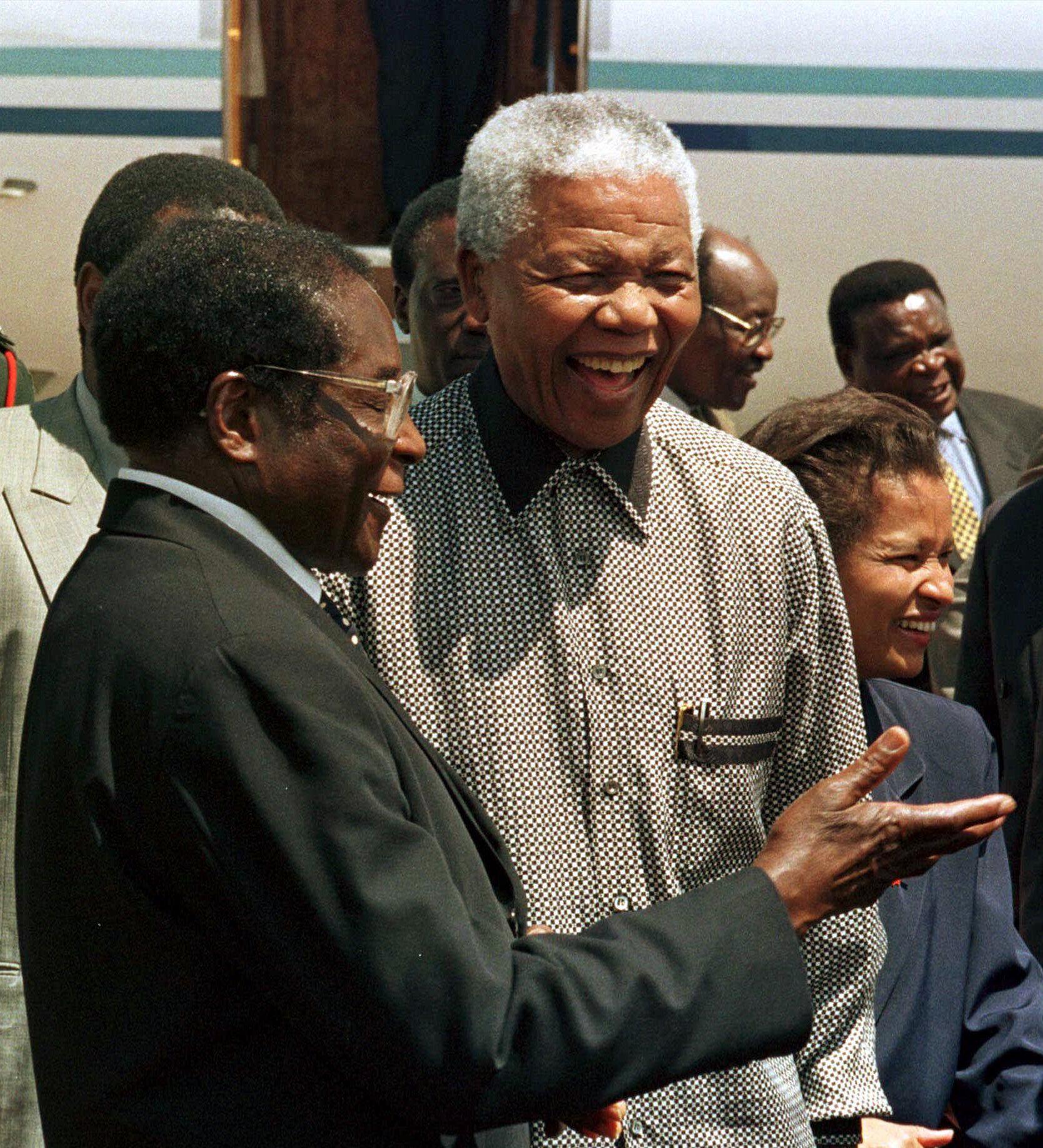 Robert Mugabe och Nelson Mandela valde olika vägar som ledare. Här under ett möte i Harare, 1998.