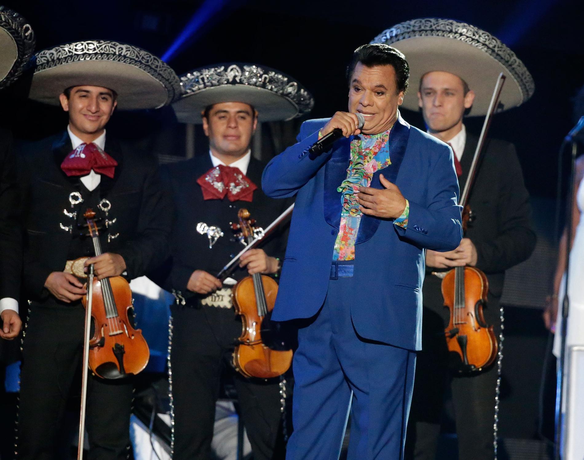 Sångaren Juan Gabriel under ett framträdande på Latin Billboard Awards i Florida, den april 28 i år. Han avled på söndagen, 66 år gammal.